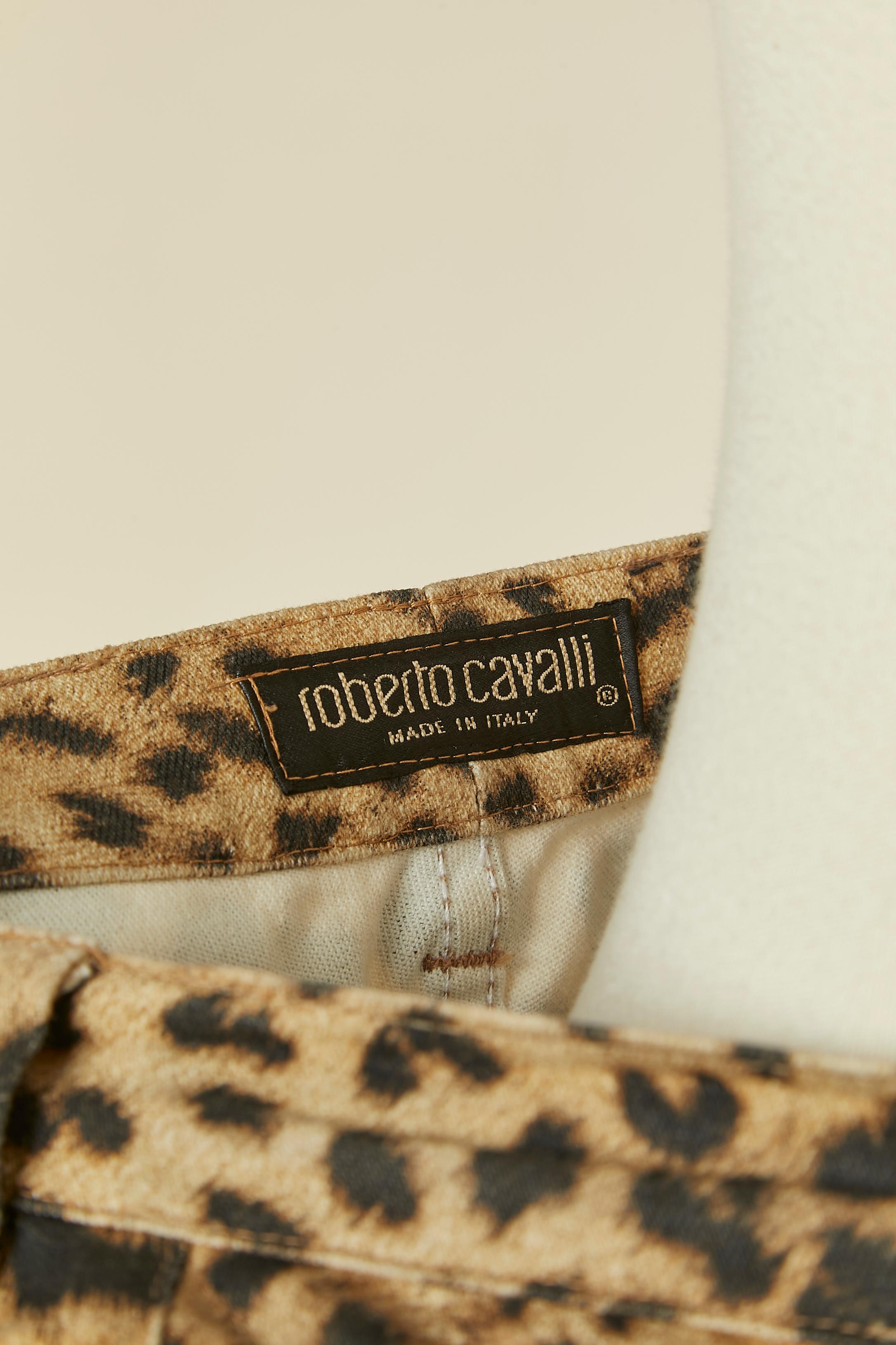 Pantaloni in cotone con stampa animalier e applicazioni in plastica trasparente. Chiusura con bottone e asola con marchio sulla parte centrale del davanti. Borchie con marchio. Tasca su entrambi i lati e sul  indietro. 
TAGLIA sulla targhetta: S