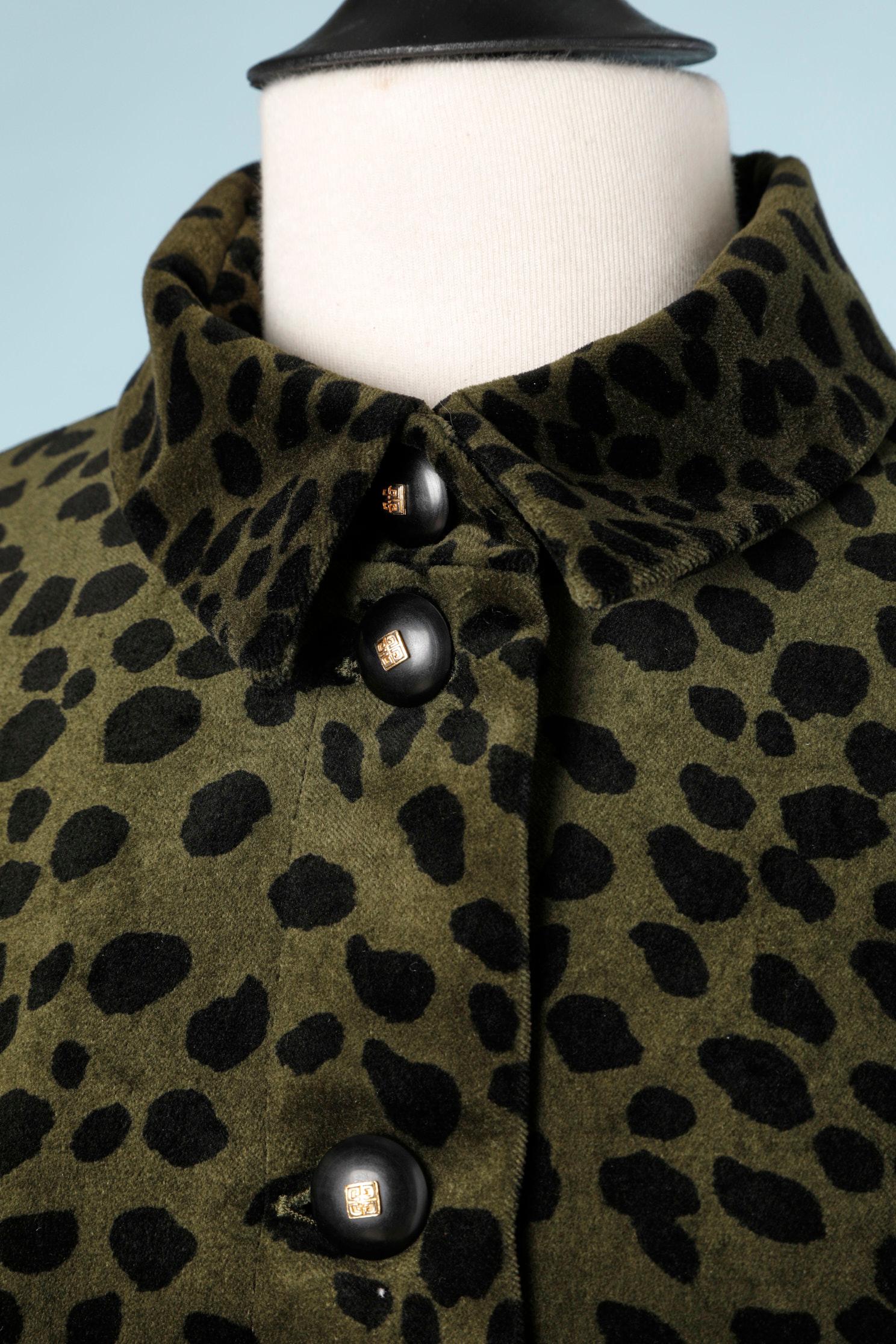 Animal print kaki and black velvet single breasted. Branded buttons