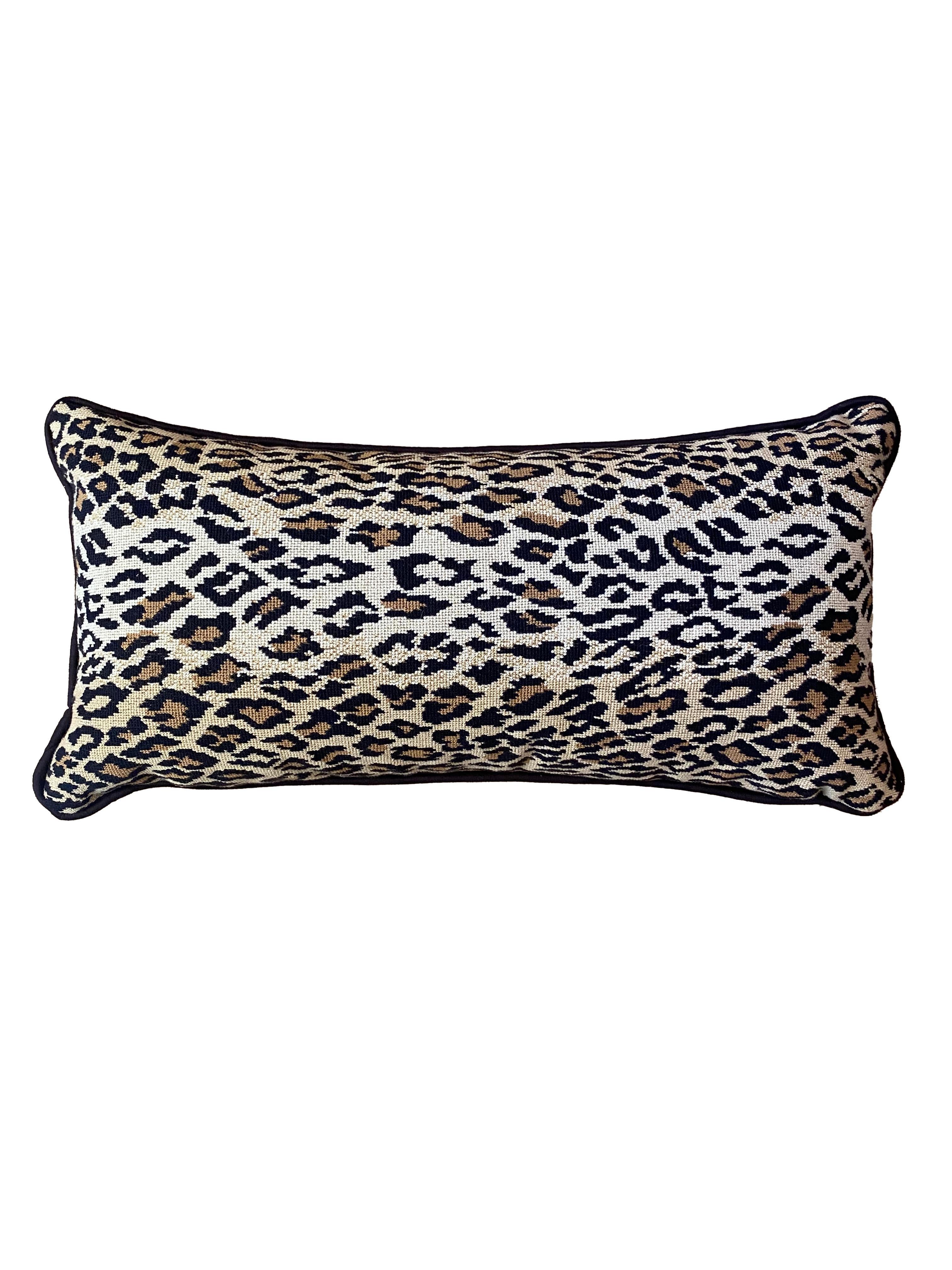 Eleva il tuo spazio con questo cuscino lombare elegante e versatile, realizzato con il pregiato tessuto a stampa animale Thibaut. L'audace motivo leopardato dona un tocco sofisticato a qualsiasi ambiente, mentre il guardolo marrone a contrasto,