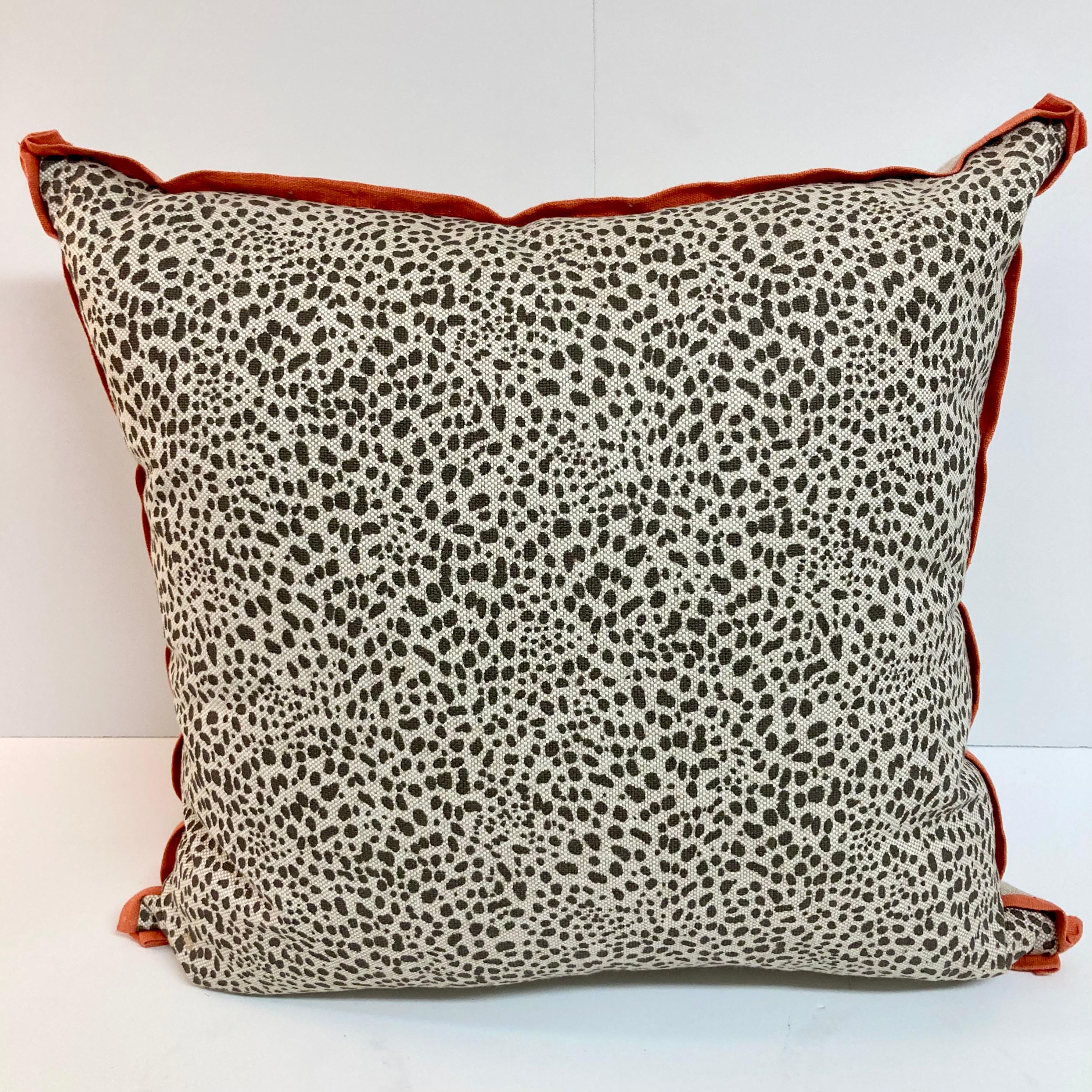 Magnifique oreiller à imprimé animalier avec détails contrastés en lin corail. Magnifique travail manuel. Nous avons des listes de coussins supplémentaires avec une couleur corail similaire, donc collectionner tous les 4.