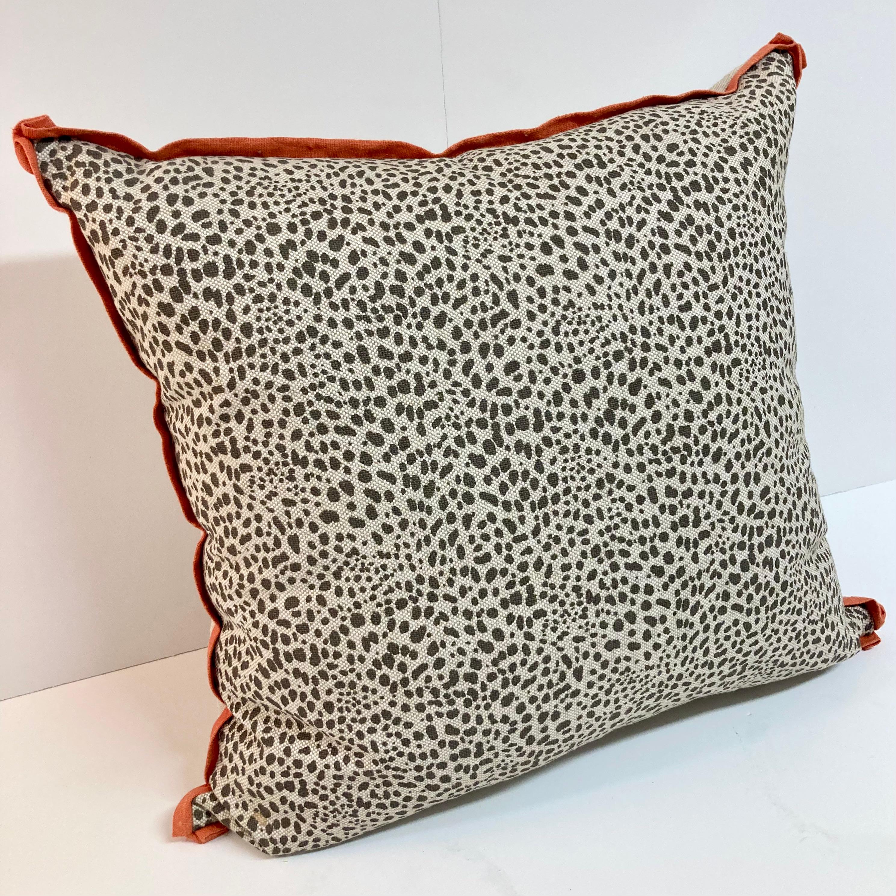 Hollywood Regency Coussin de jeu imprimé animal avec détails en lin corail en vente