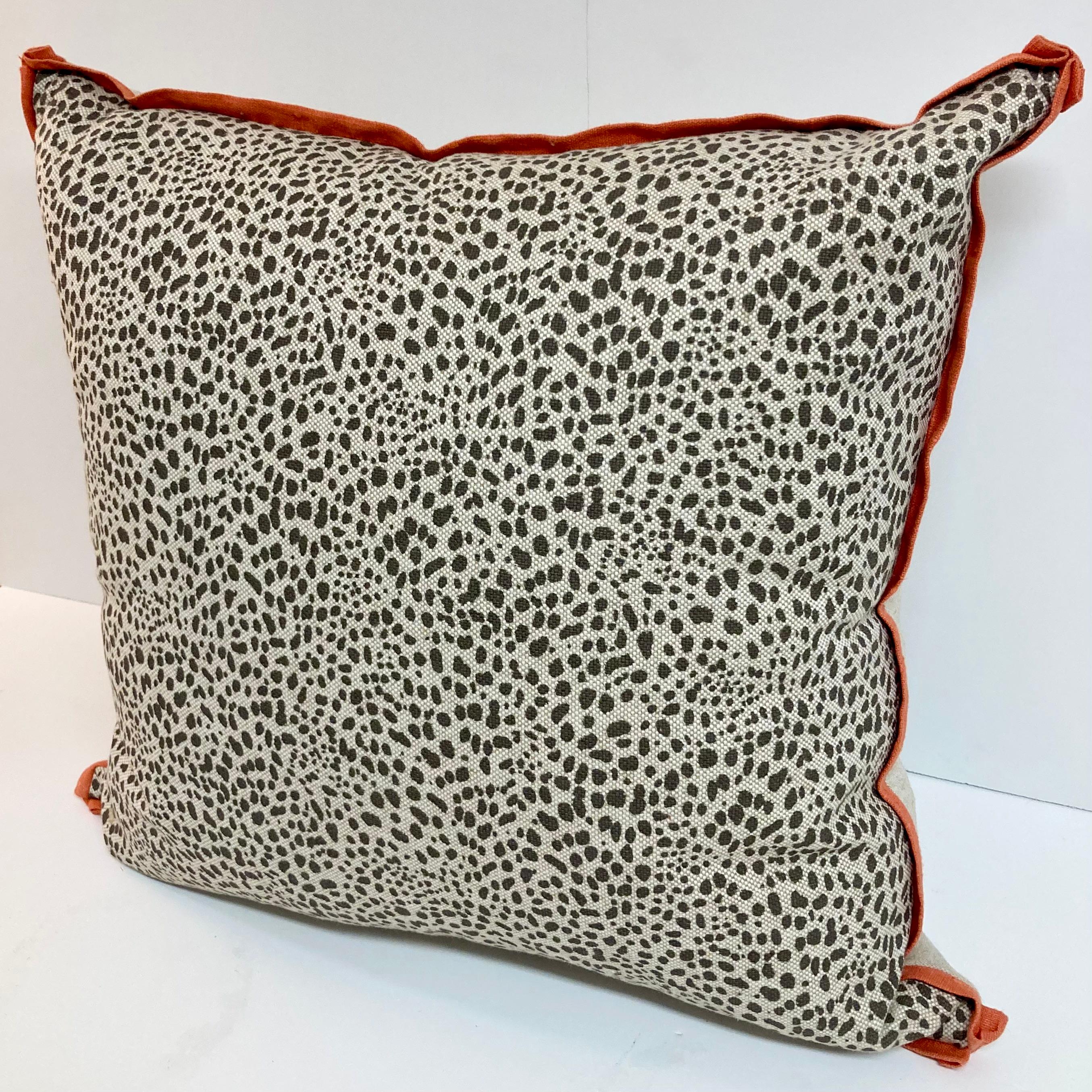 Américain Coussin de jeu imprimé animal avec détails en lin corail en vente