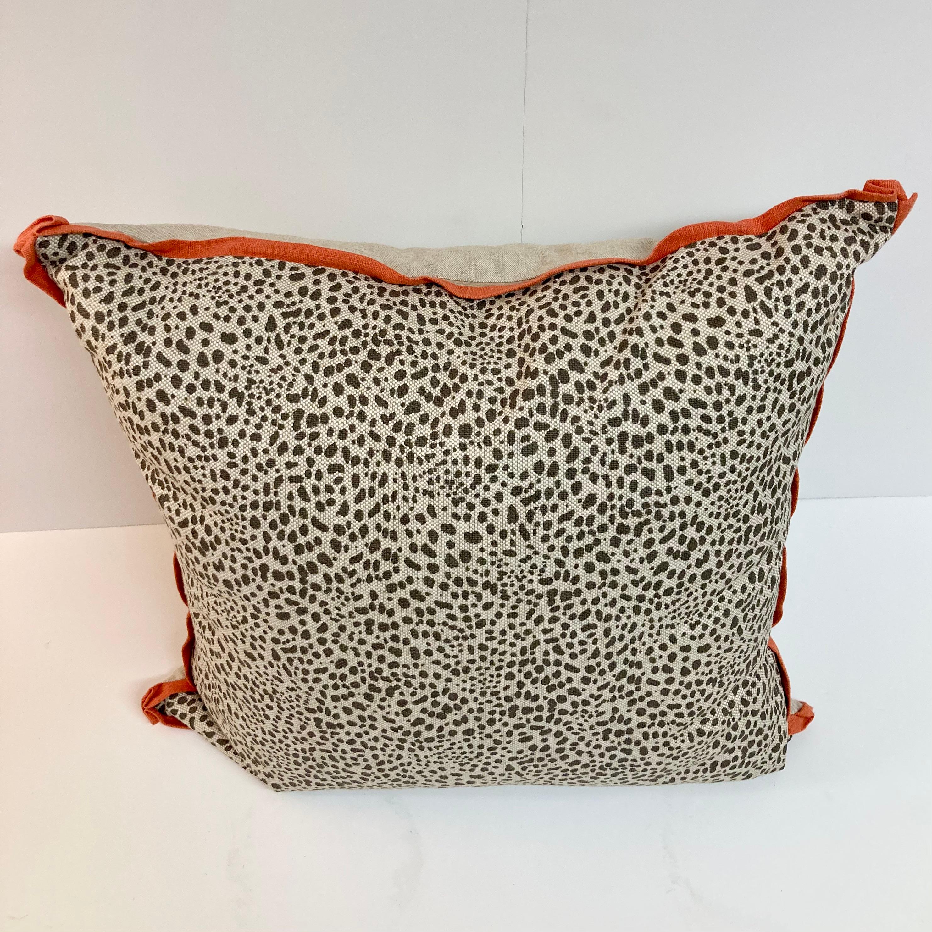 Coussin de jeu imprimé animal avec détails en lin corail Bon état - En vente à Los Angeles, CA