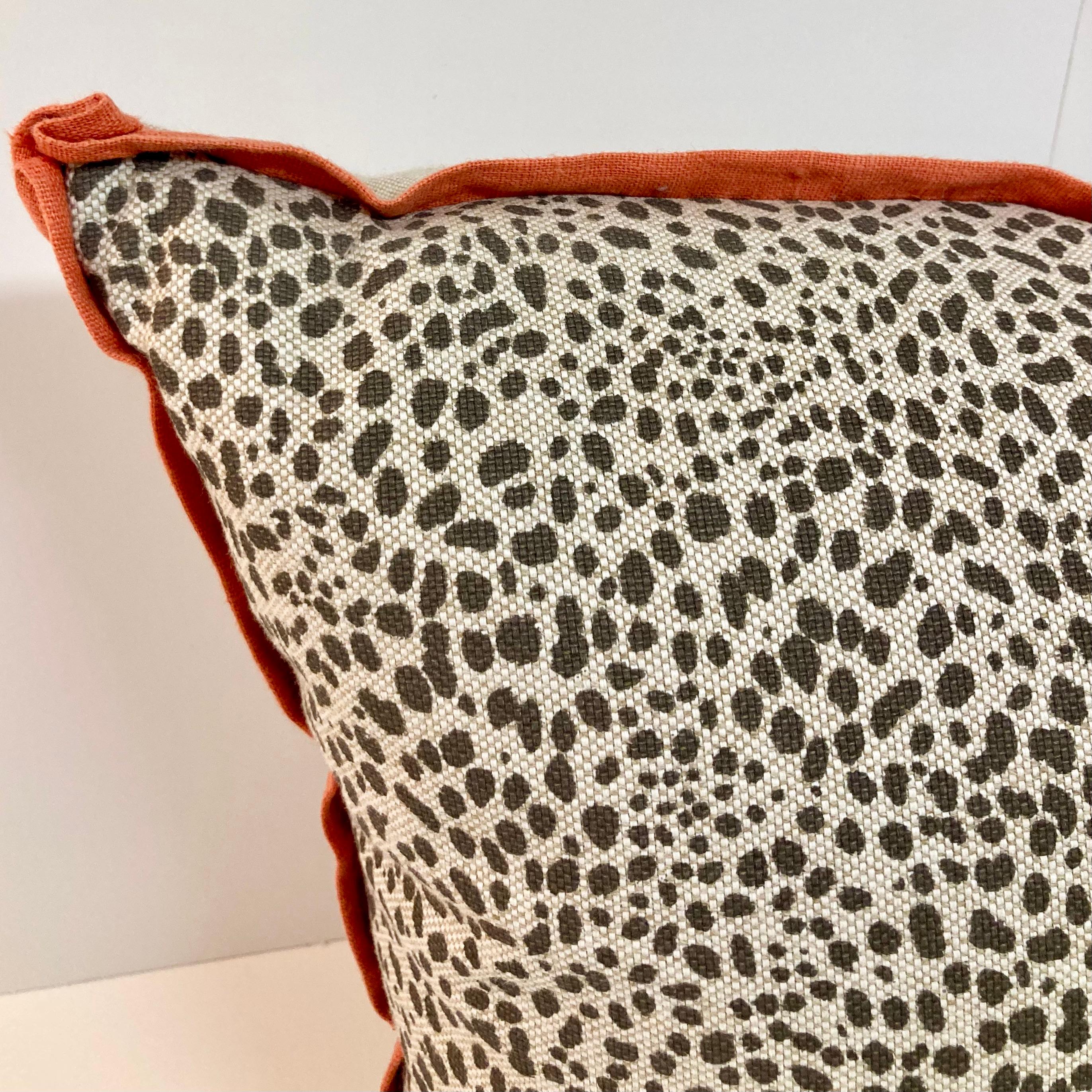 XXIe siècle et contemporain Coussin de jeu imprimé animal avec détails en lin corail en vente