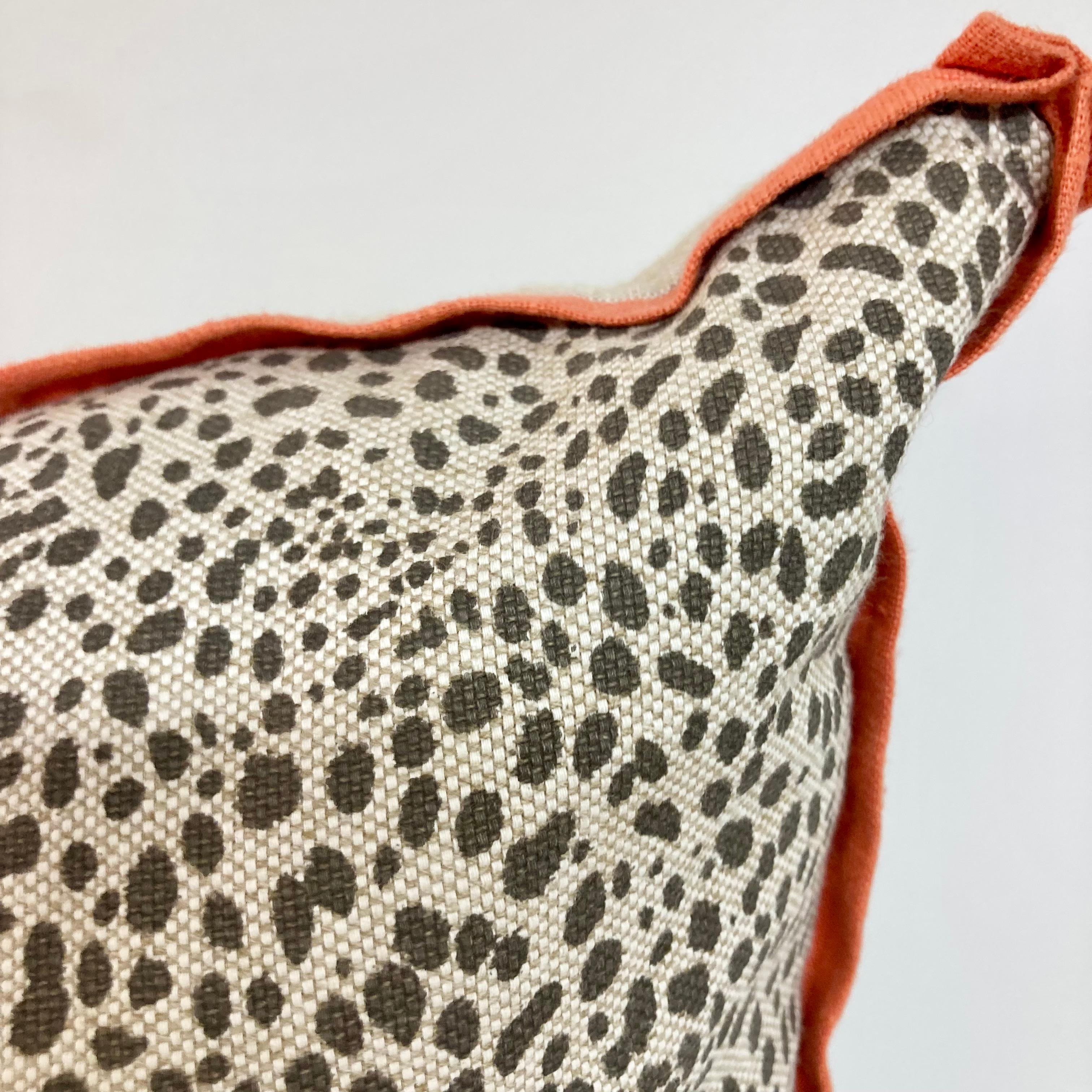 Lin Coussin de jeu imprimé animal avec détails en lin corail en vente
