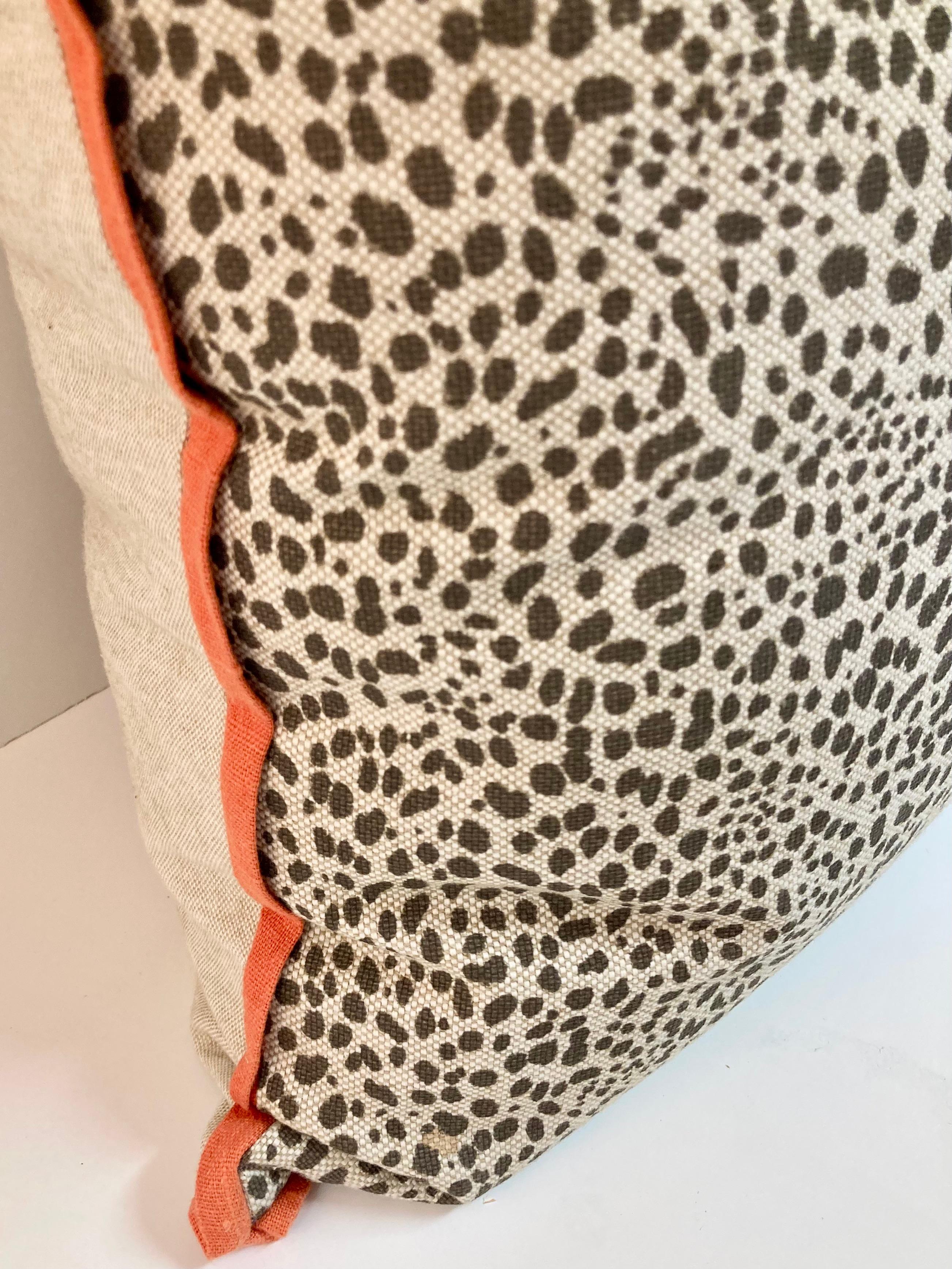 Coussin de jeu imprimé animal avec détails en lin corail en vente 1