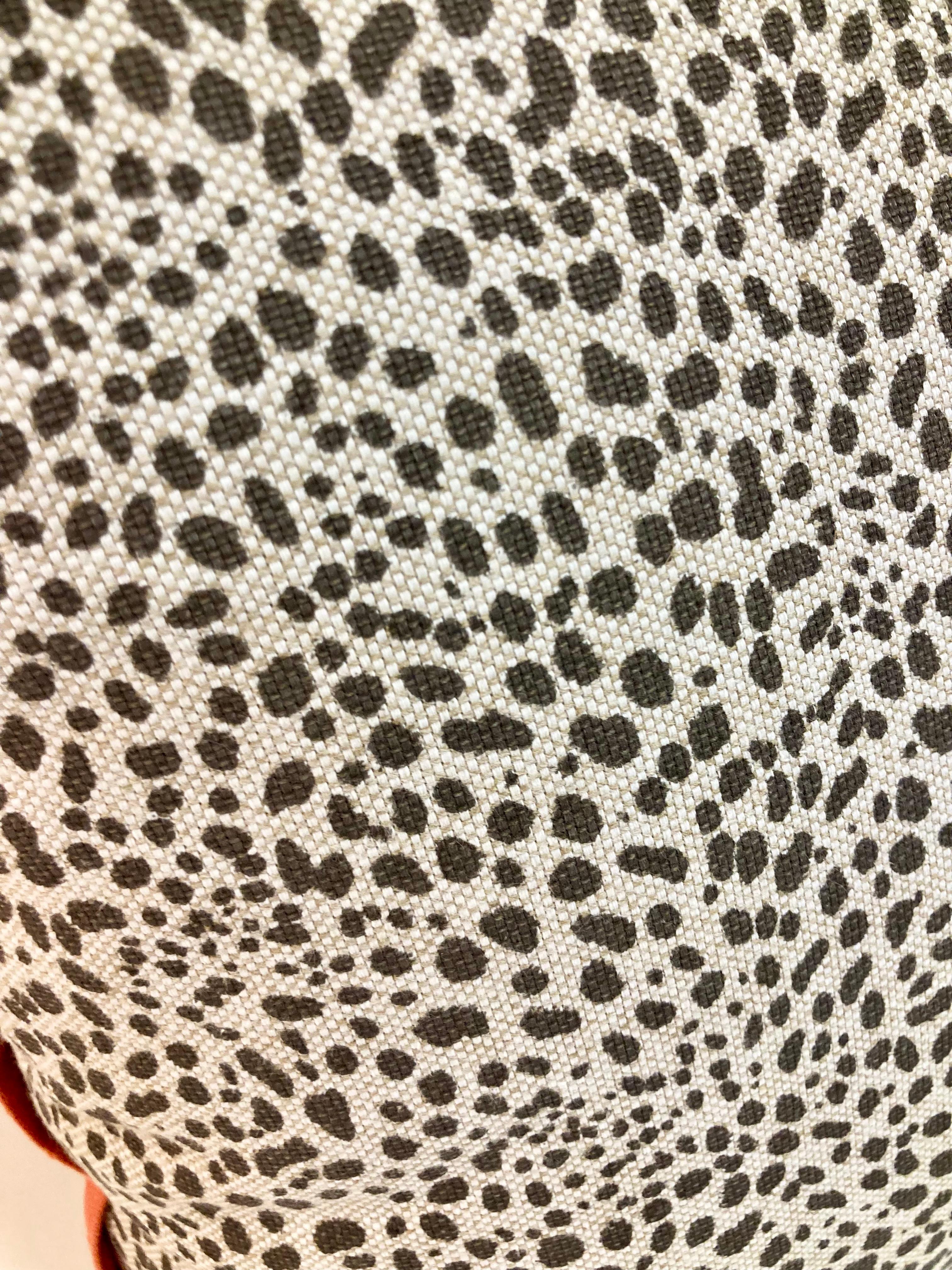 Coussin de jeu imprimé animal avec détails en lin corail en vente 2