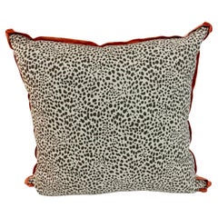 Coussin de jeu imprimé animal avec détails en lin corail