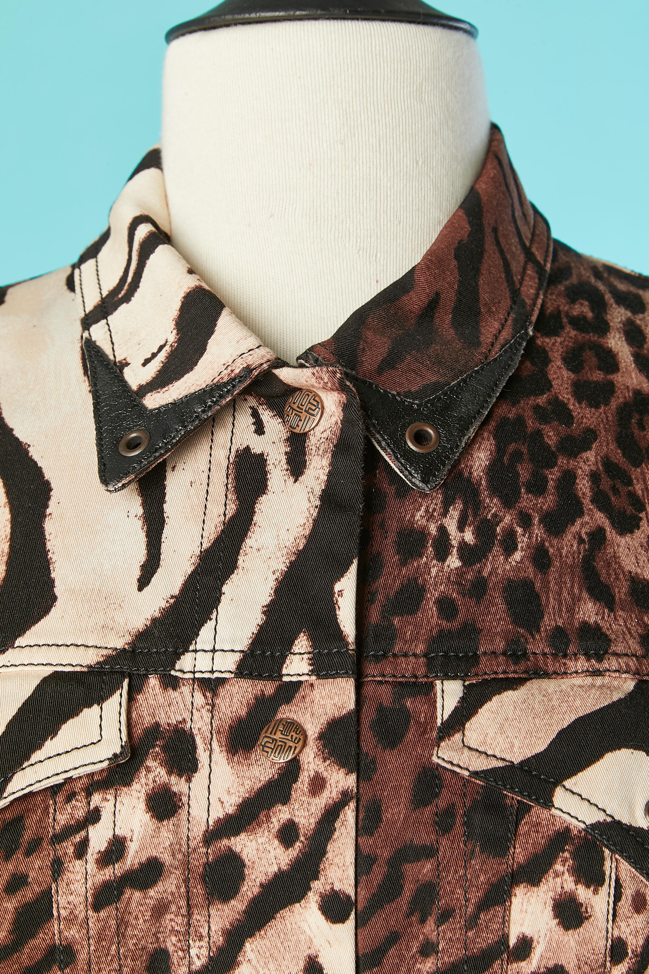Animal printed shirt with leather details. 
Branded snaps closure in the middle front. Eyelet on collar and pockets. Top-stitched. 
Fabric composition: 98% cotton, 2% elastane. 
size 44 / L 