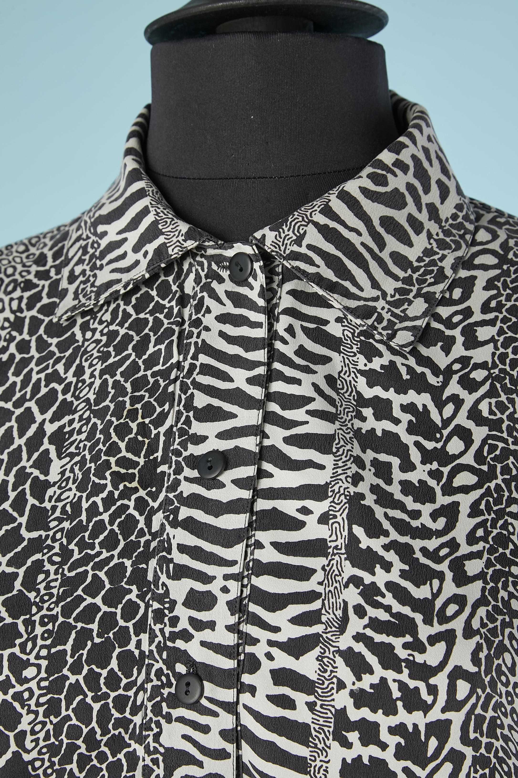 Animal printed silk tunique. 100% silk. 3 buttons and buttonhole on the middle top front. 
SIZE 44 ( It) 