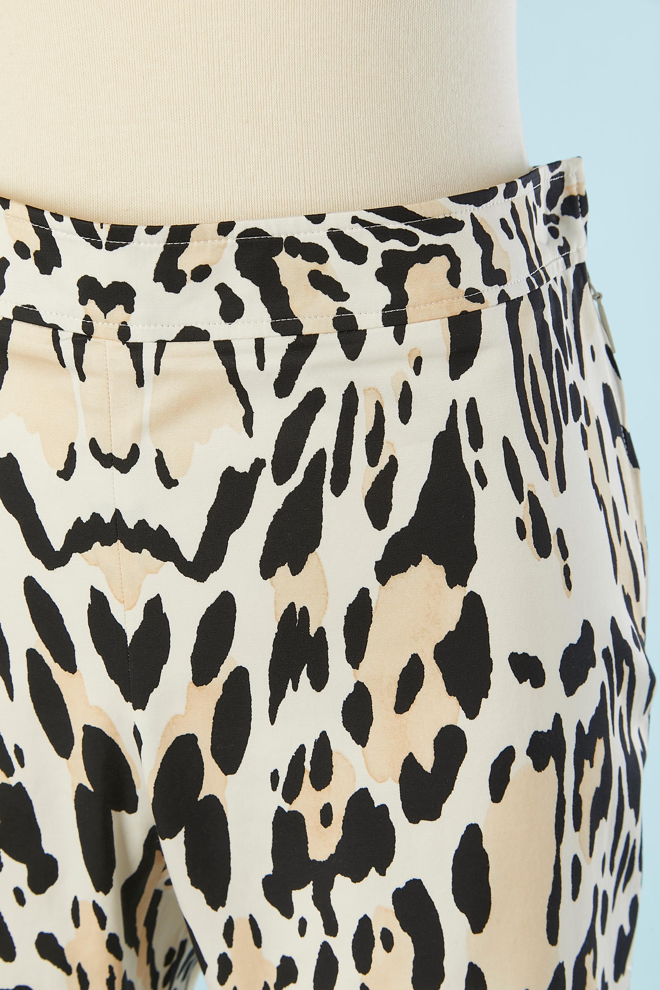 Pantalón con estampado animal y tejido de marca. Composición del tejido: 51% algodón, 44% rayón, 5% elastán. Holograma de autenticidad. Cremallera, broche y corchete en el lado izquierdo. 
TALLA 44 (It) 40 (Fr) 10 (us) 
