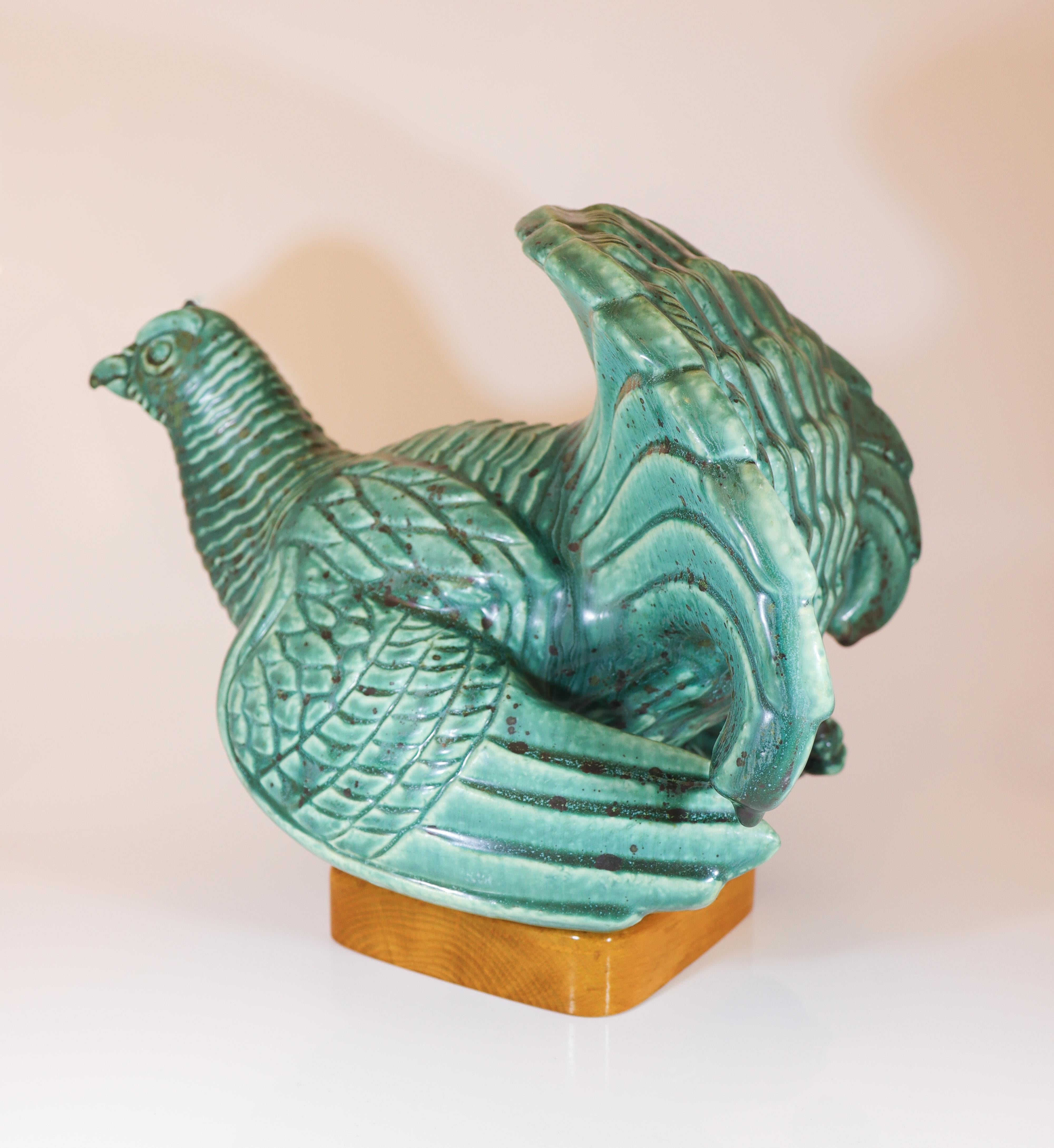 Smaltato Scultura animale di un gallo cedrone Gunnar Nylund Rörstrand Metà del XX secolo in vendita