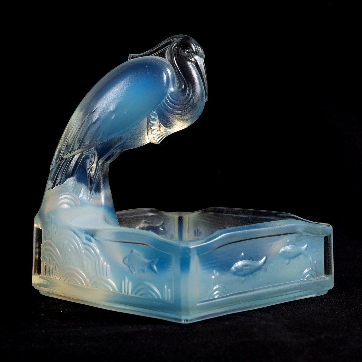 Animal Sculpture - Opalescent Molded Pressed Glass Charles Graffart - Art Deco In Excellent Condition For Sale In CRÉTEIL, FR
