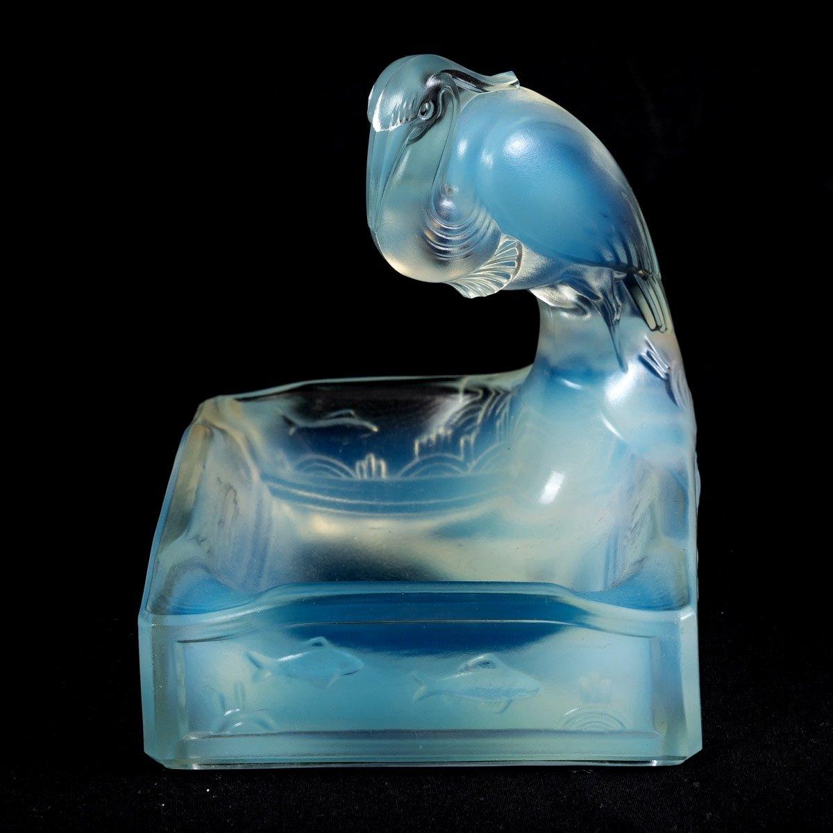 Animal Sculpture - Opalescent Molded Pressed Glass Charles Graffart - Art Deco For Sale 1