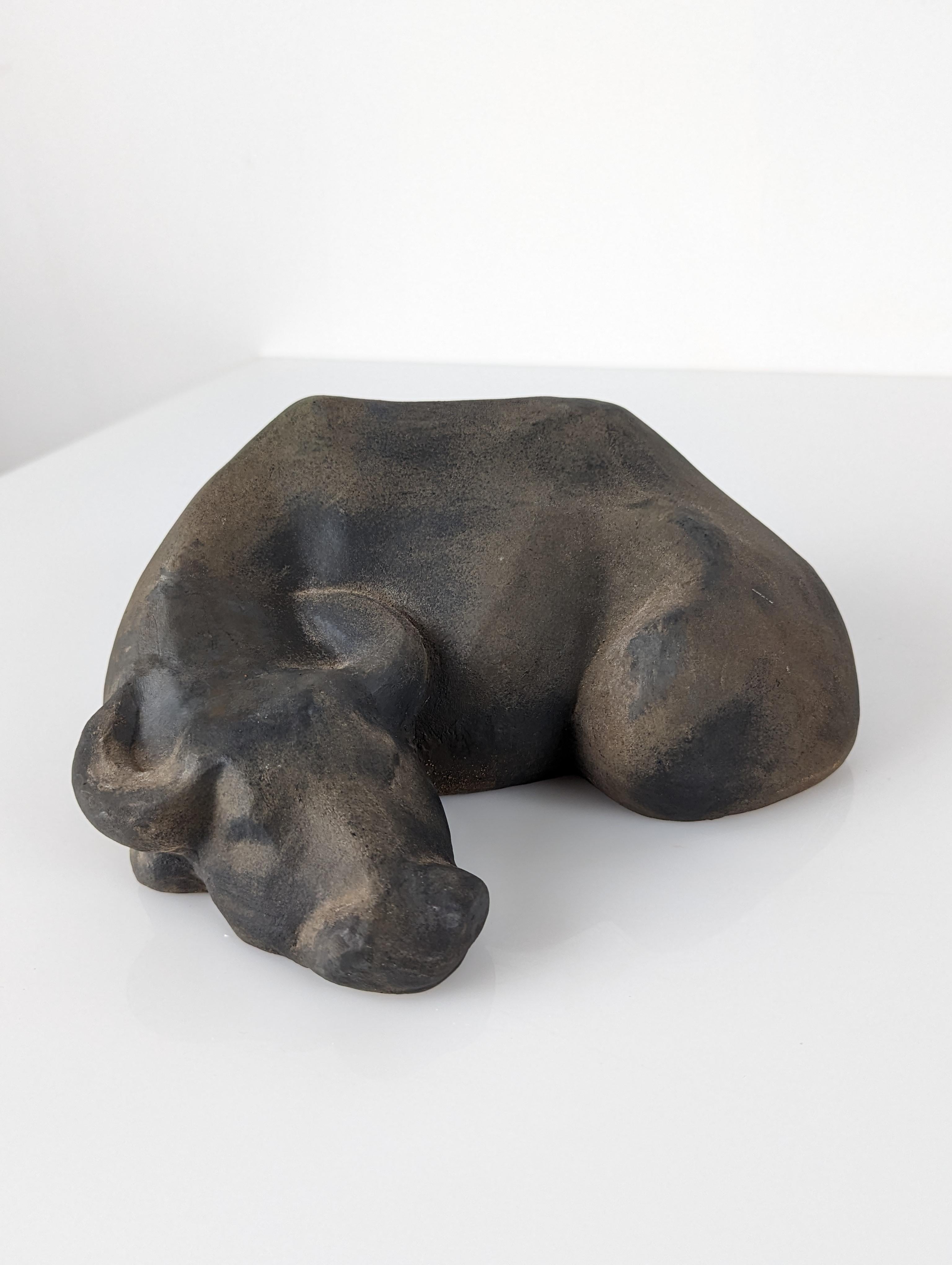 Wonderful ceramic sculpture by the great Spanish artist Elena Laverón. Depicting a Water Buffalo resting, even asleep. A masterful piece that conveys great peace and creates a relaxing atmosphere around you. Thanks to her particular way of