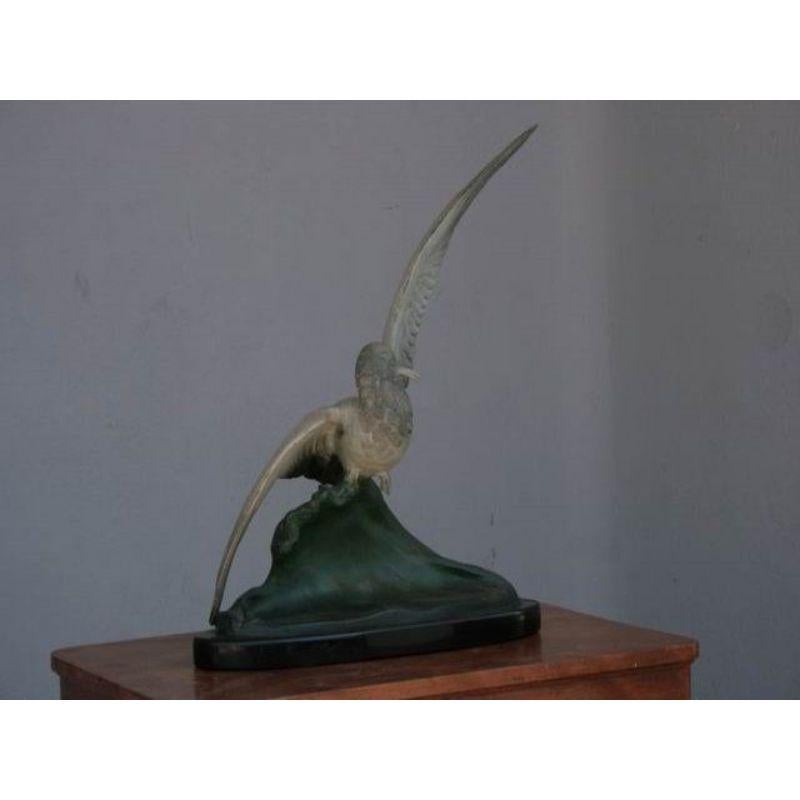 Regulates representing a pigeon signed Loriot on base. Dimension height 58 cm for a width of 49 cm and a depth of 17 cm.


Additional information:
Material: Marble & onyx, Spelter
Artist: J. Loriot (1923-2011).