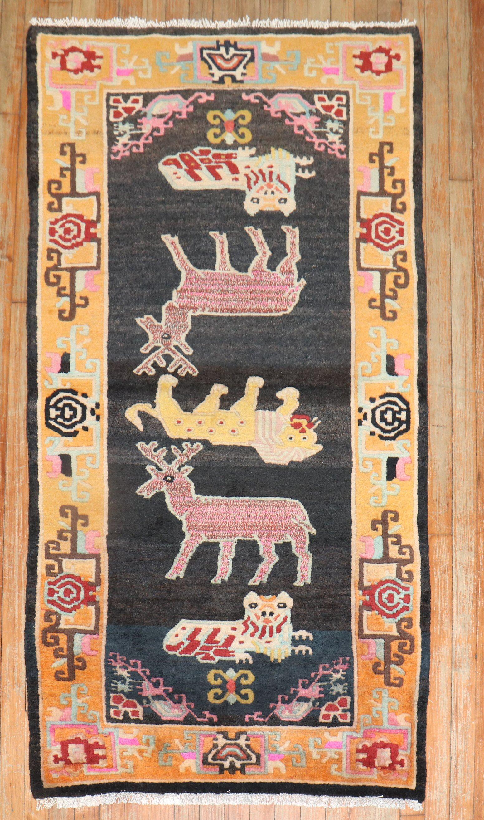 Ein tibetischer Teppich aus dem 3. Quartal des 20. Jahrhunderts mit einem Tiermotiv.

Maße: 3'1