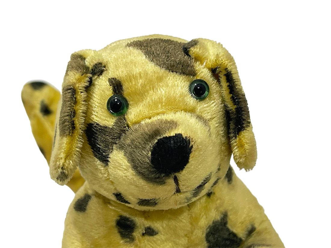 Animal Wind-up toy dog ​​with spin tail, 1950s

A wind-up animal toy, colored yellow with brown spots in velvety soft mohair and green glass eyes. On the belly the winding system with a key. When wound with the key, the Dalmatian jumps back and