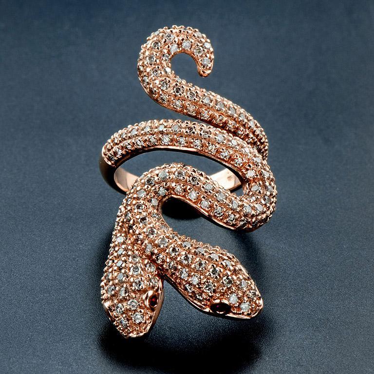 En venta: Animalia Serpiente de dos cabezas con ojos de rubí y anillo de diamantes en oro rosa de 18 quilates  2