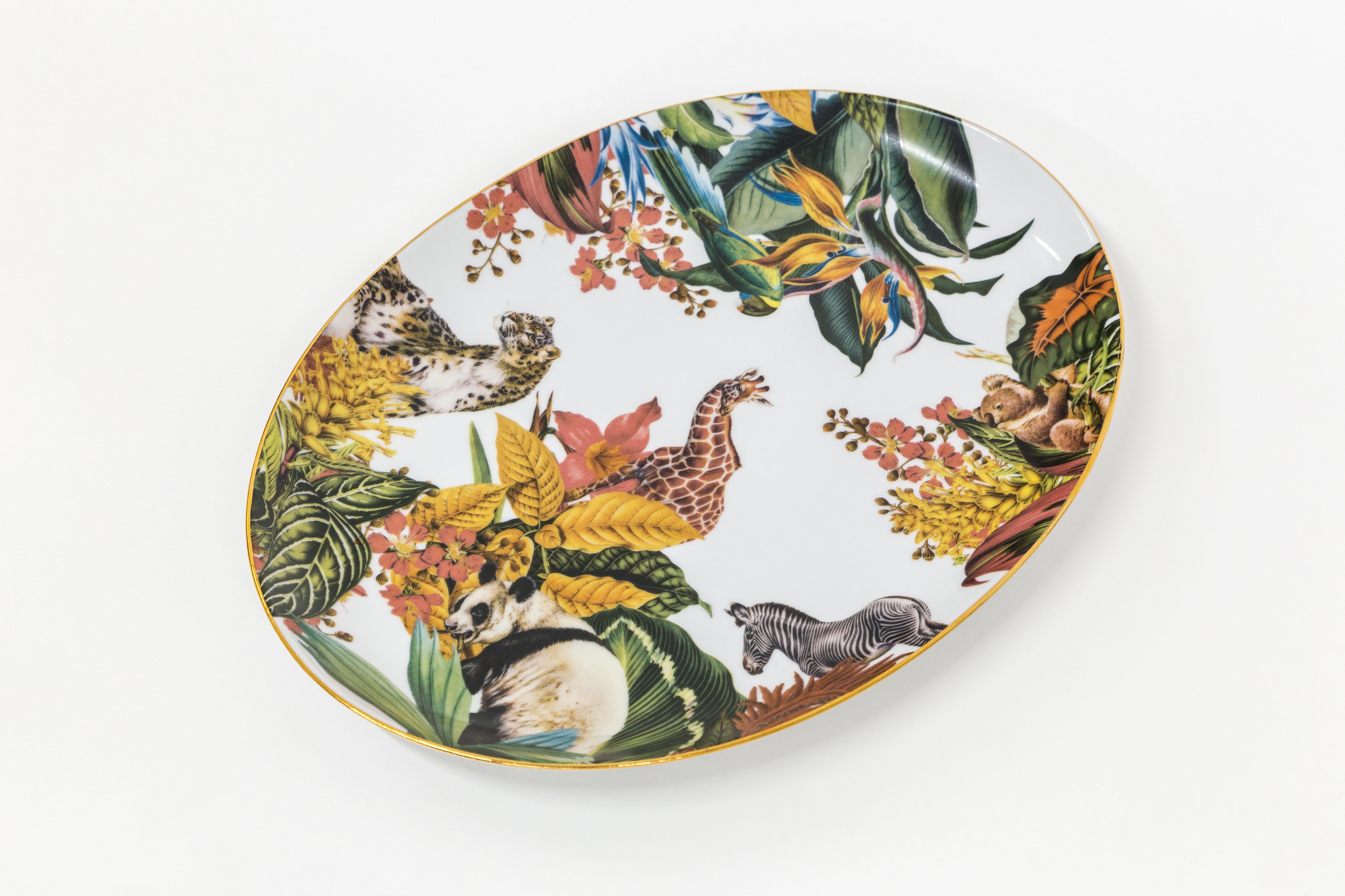 This 28x38cm oval tray is part of Animalia collection by Grand Tour by Vito Nesta. The classic and versatile shape is a must-have inside any home to embellish a table or beautify a wall. The rich design of tropical flowers hides several peeping