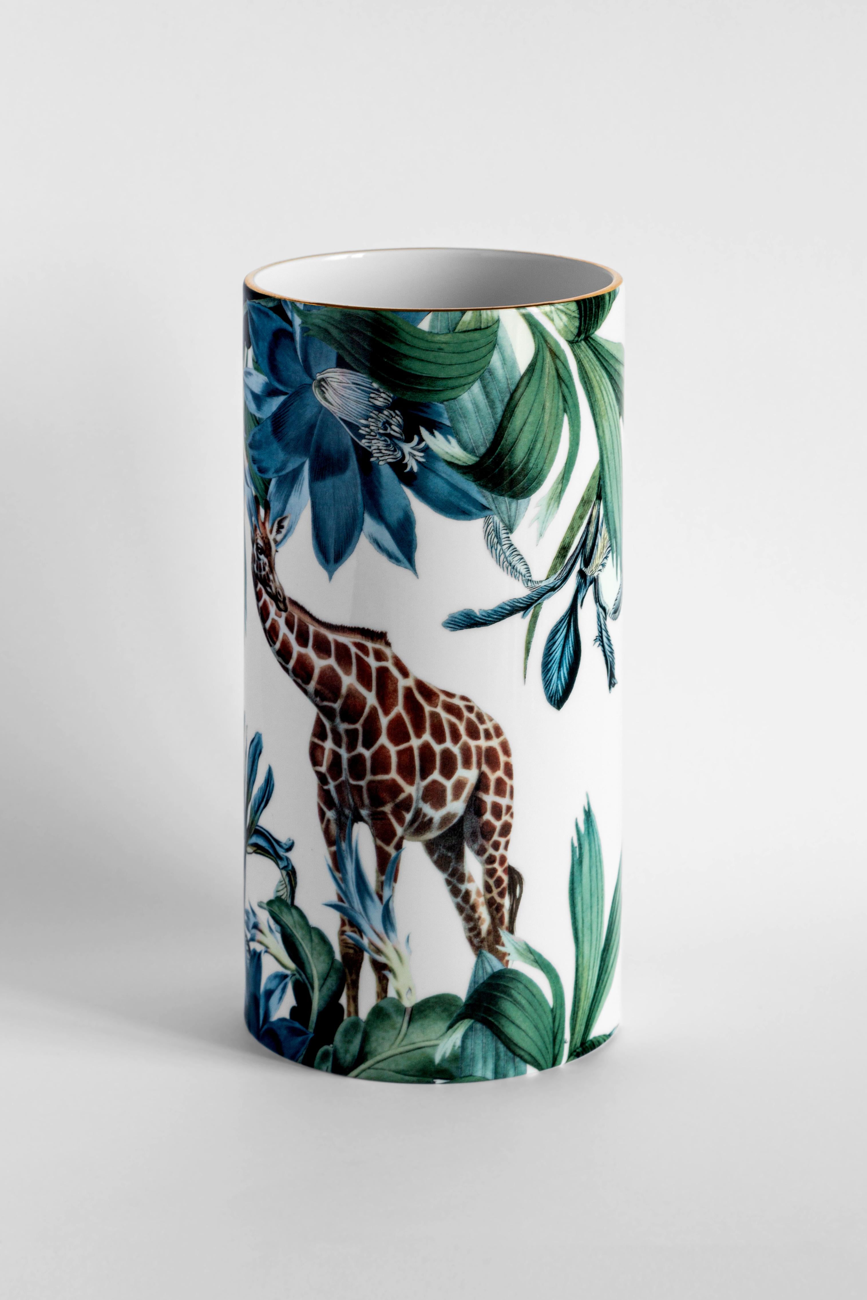Présentant une superbe girafe africaine, ce vase fait partie de l'hommage Animalia de Vito Nesta dans sa collection Grand Tour. Combinant l'orange brûlé, les verts luxuriants et les bleus, les riches détails de l'animal et des plantes créent un