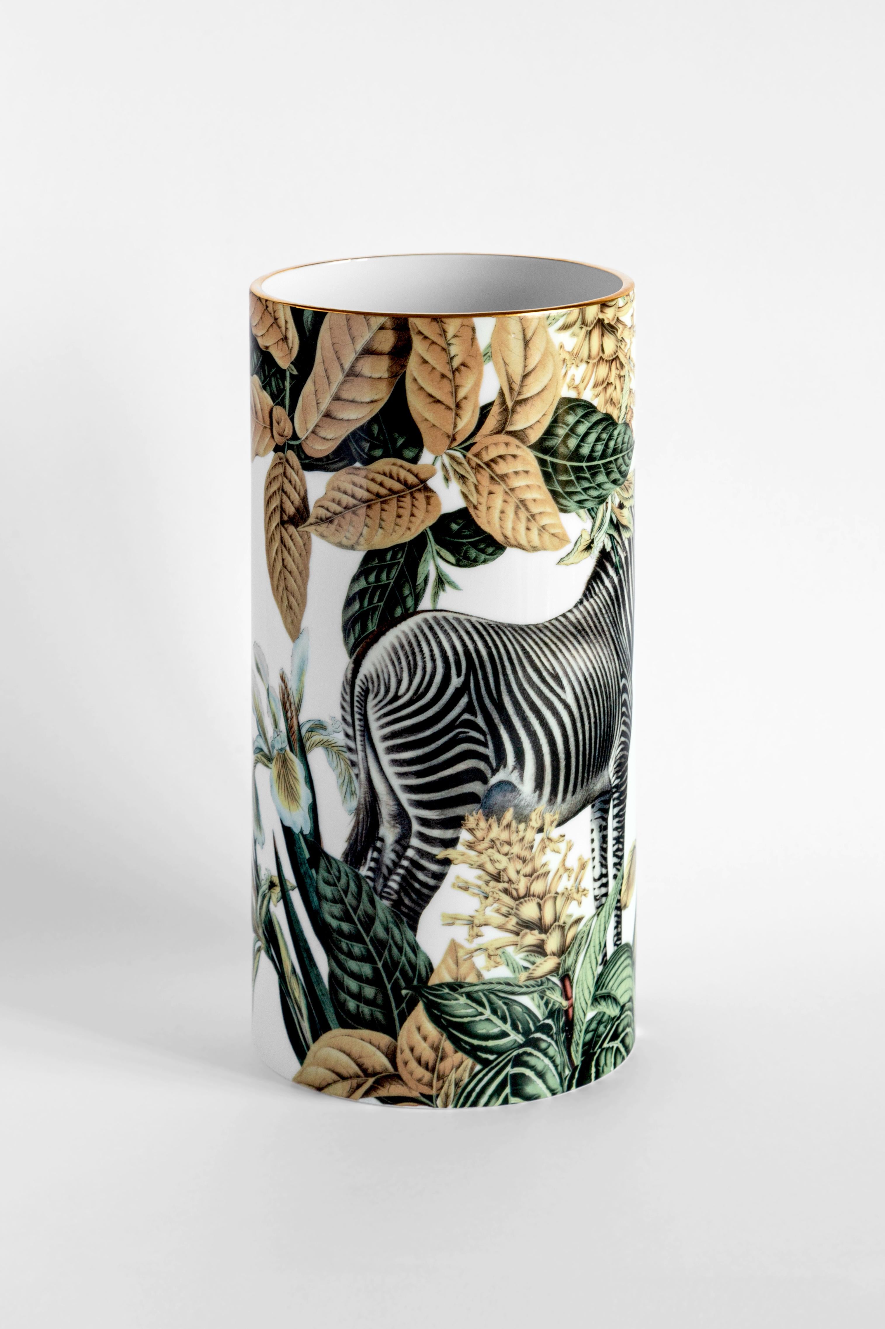 Des teintes étonnantes et des couleurs vibrantes dansent et s'assemblent de manière dynamique dans ce vase de Vito Nesta représentant un zèbre africain superbement détaillé entouré d'une végétation luxuriante de couleur or, verte et blanche. La