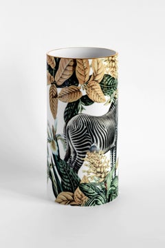 Animalia, vaso contemporaneo in porcellana con disegno decorativo di Vito Nesta