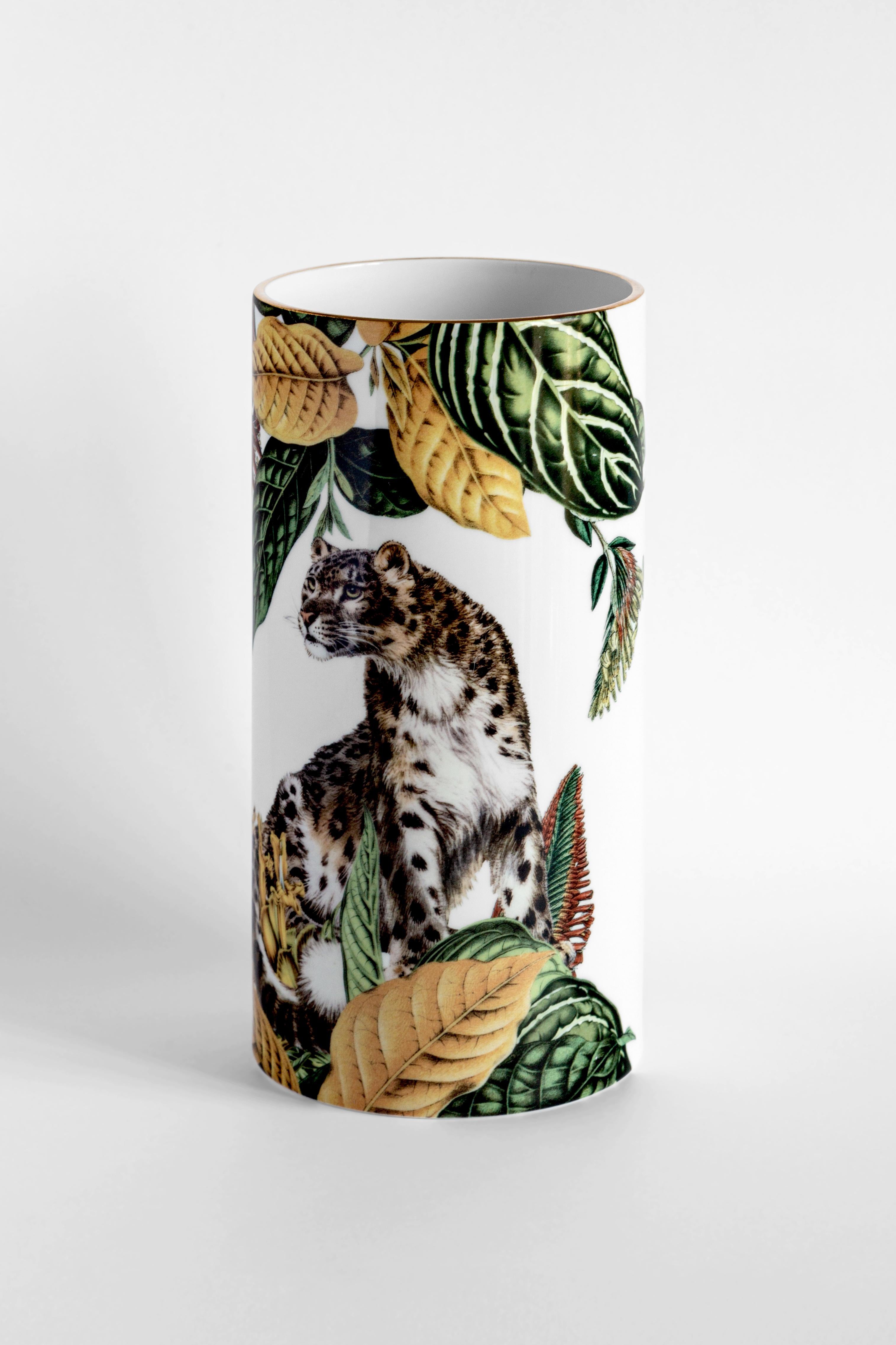 Diese prächtige Porzellanvase zeigt einen majestätischen Leoparden in beeindruckendem Realismus inmitten einer tropischen Fauna in Burgunderrot und Dunkelgrün. Als Teil der Serie Animalia aus der Grand Tour Collection des Künstlers Vito Nesta