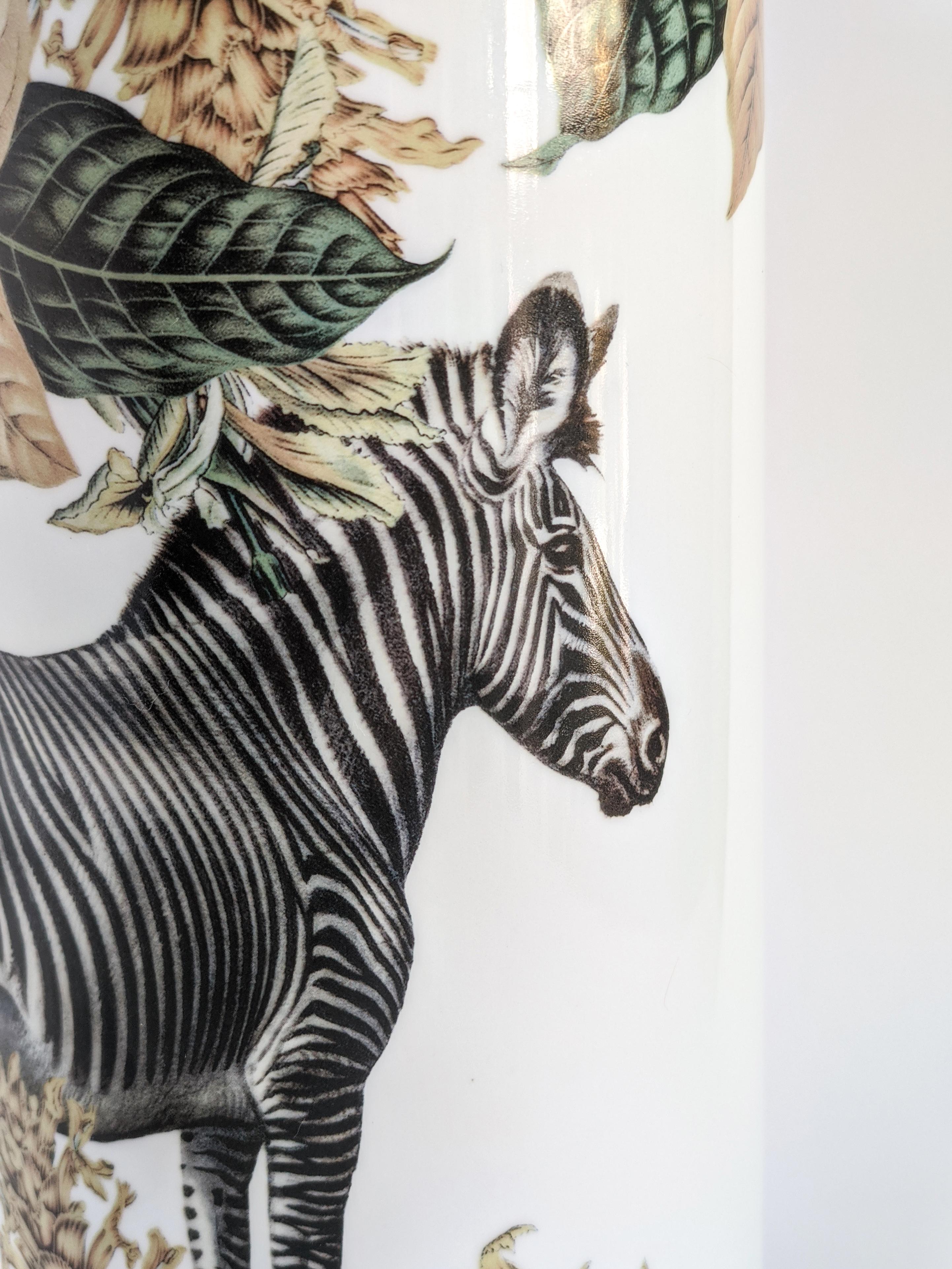 Animalia, zeitgenössische Porzellanvase mit dekorativem Design von Vito Nesta (Italienisch) im Angebot
