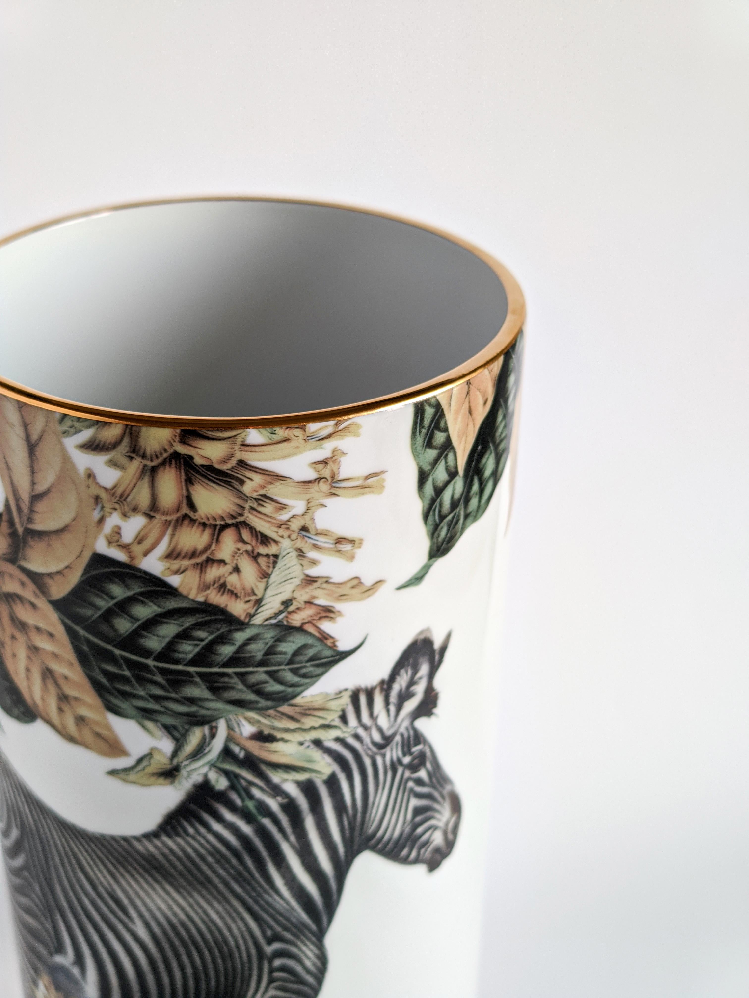 Animalia, Contemporary Porcelain Vase with Decorative Design by Vito Nesta In New Condition For Sale In Milano, Lombardia