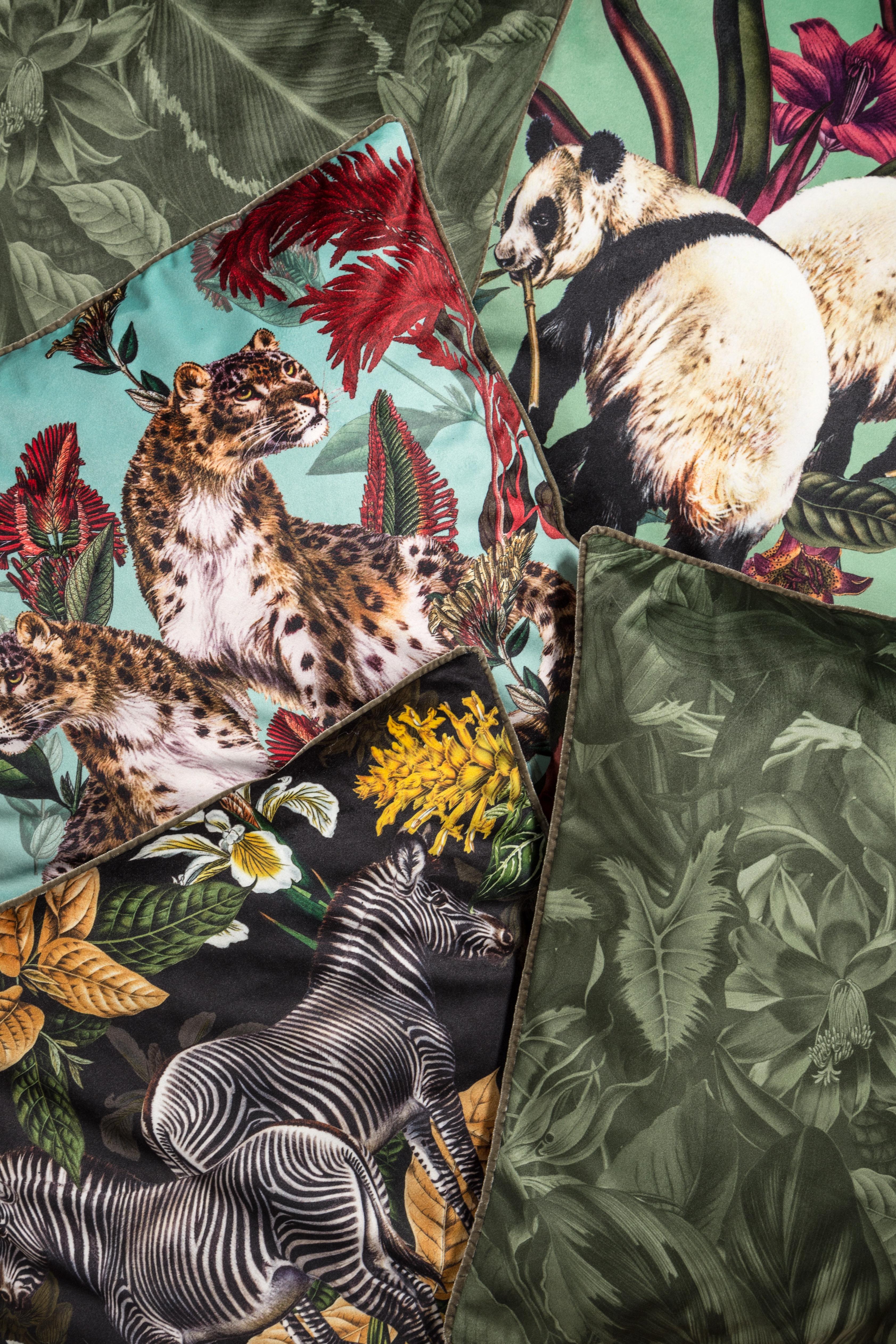 Animalia:: perroquets:: oreiller imprimé en velours contemporain par Vito Nesta Neuf - En vente à Milano, Lombardia