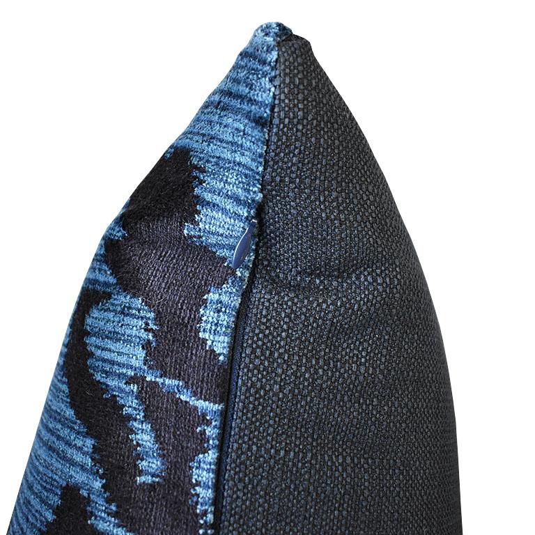 Coussin lombaire rempli de duvet imprimé tigre Animalia en bleu marine et noir Neuf - En vente à Oklahoma City, OK