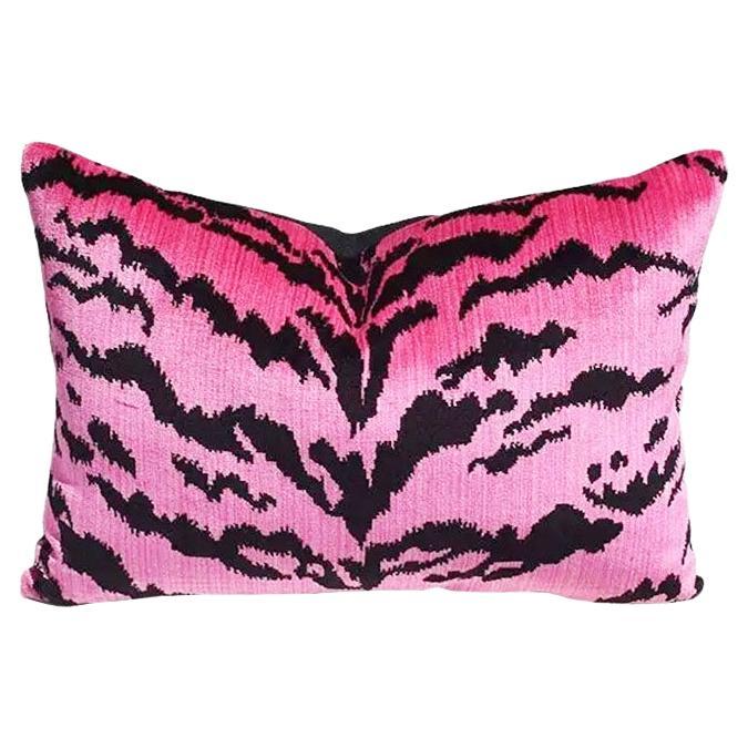 Hollywood Regency Oreiller rempli de duvet en duvet imprimé tigre Animalia rose et noir en vente