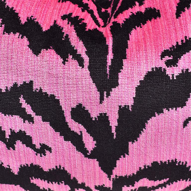 Tissu Oreiller rempli de duvet en duvet imprimé tigre Animalia rose et noir en vente