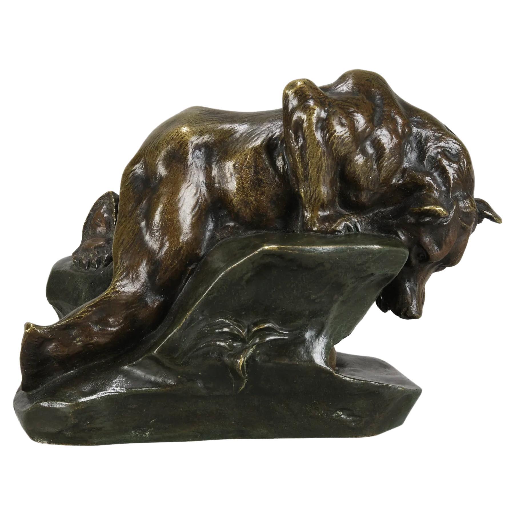 Escultura animalier de bronce titulada "Oso y conejo" de Charles Paillet