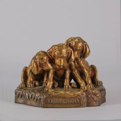 Scultura in bronzo Animalier intitolata "Trois Chiots" di Georg Vacossin