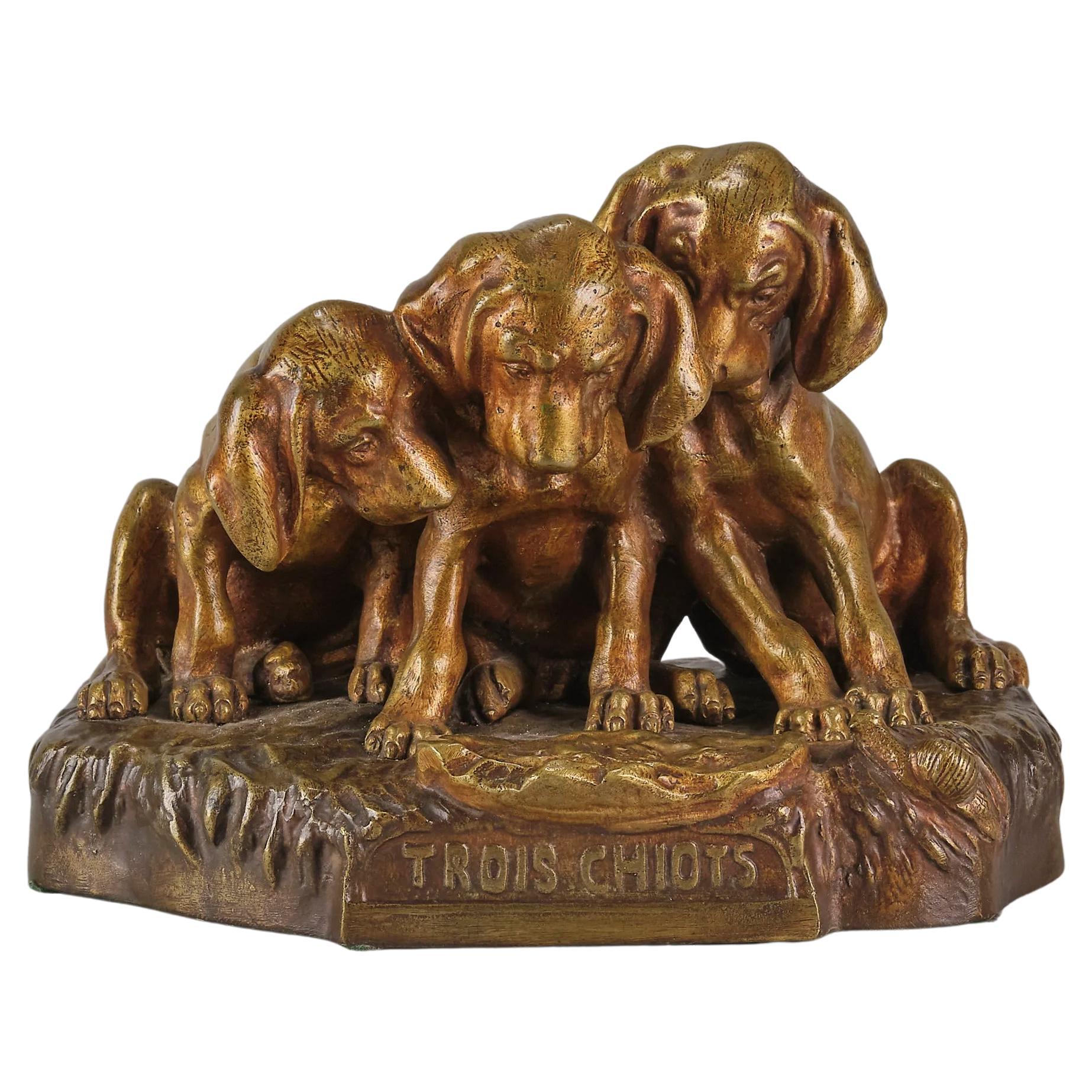 Sculpture animalière en bronze intitulée « Trois Chiots » de Georges Vacossin