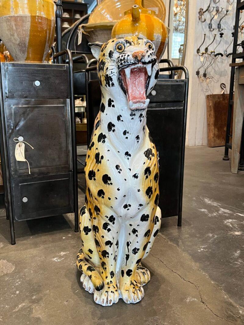 Grande e accattivante statuetta da pavimento in ceramica, formata da un vivace leopardo. Bellissima vetreria e forma. Originario dell'Italia degli anni '70.

Misure: H. H. 78,5 x B. 27 x P. 35 cm