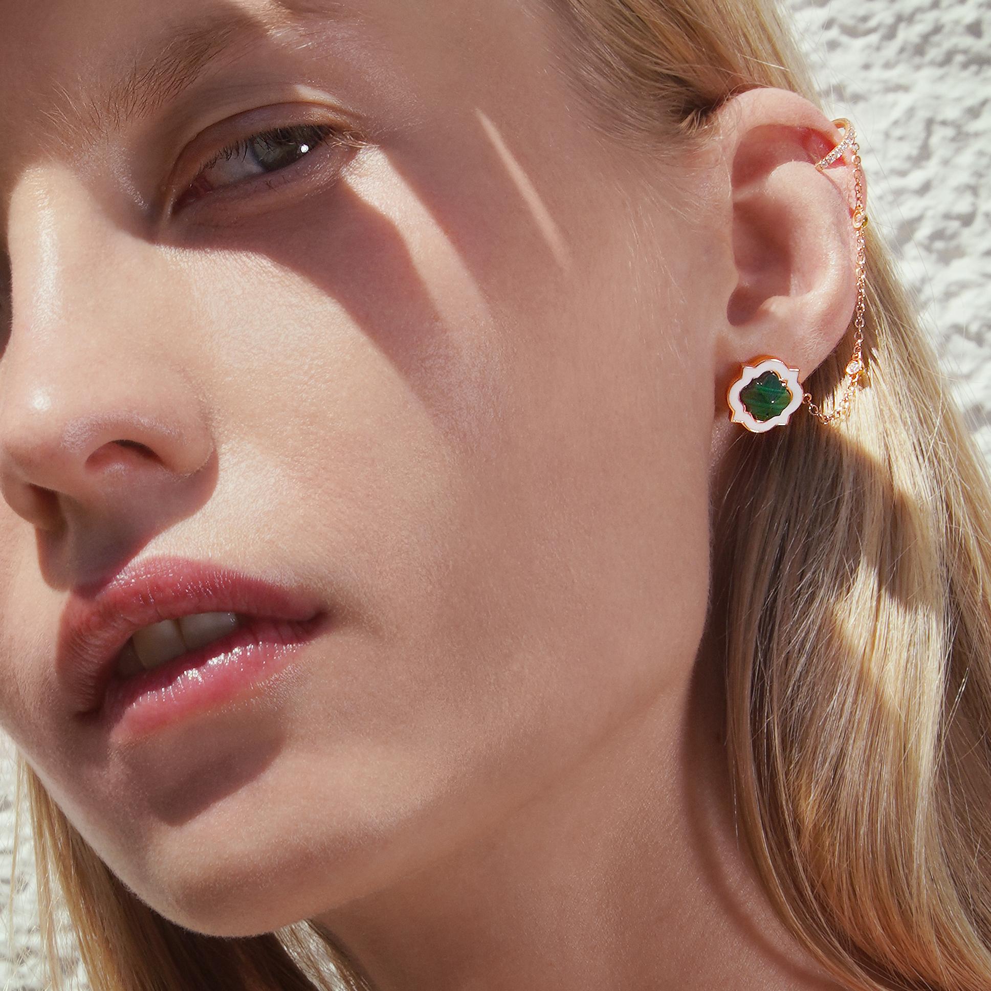 Inspired by the Arab world, the single earring from the Anime collection has a deeply distinctive attitude. A jewel made with the iconic motif is composed of an original pyramidal cut malachite with chain and diamonds.

Characteristics:
• 18 carat