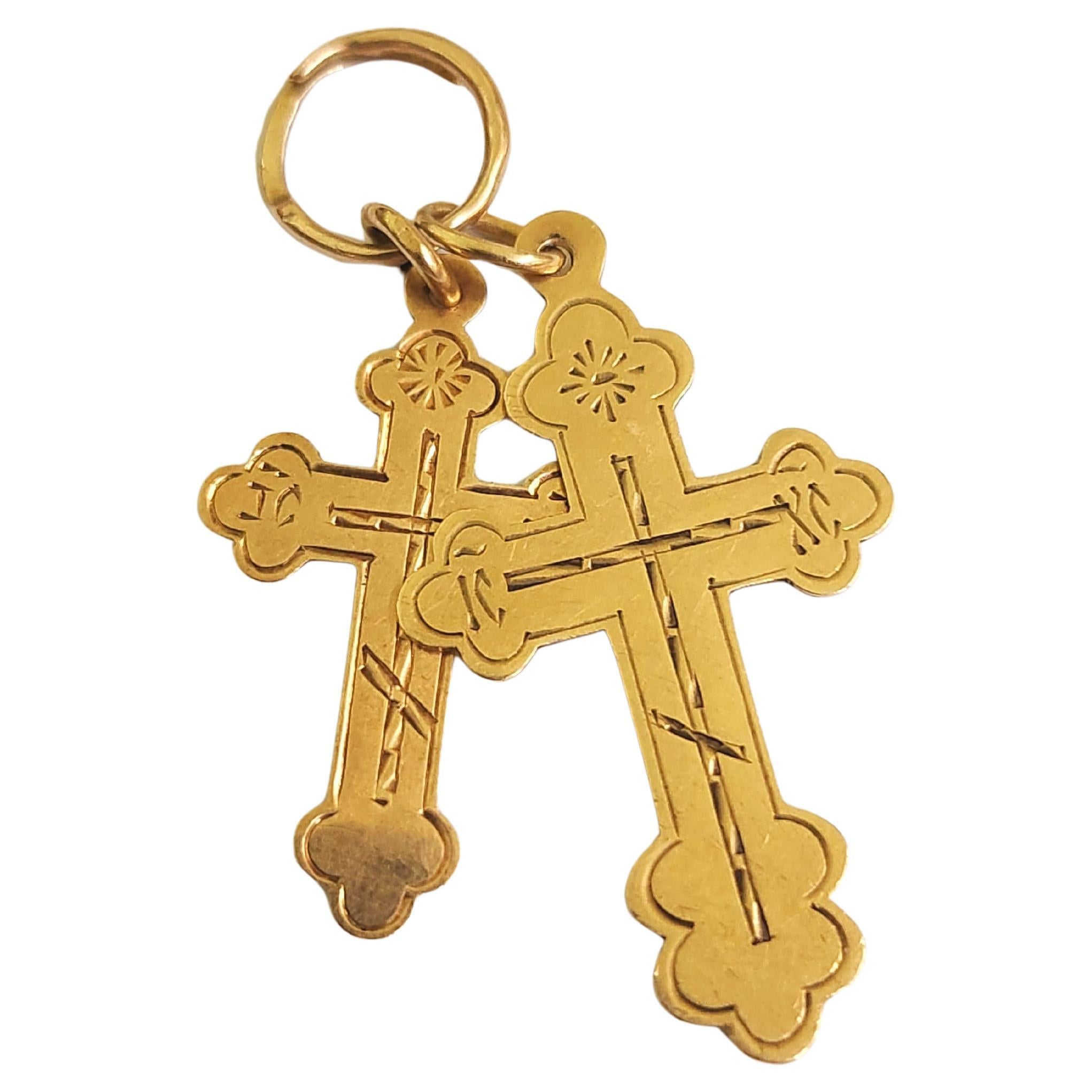 Coppia di antichi ciondoli a croce d'oro dell'epoca imperiale russa in oro 14k con incisioni sulla sala anteriore con la dicitura 56 imperial russian gold standard e st petersburg assay mark e marchio iniziale del produttore in alfabeto citrico