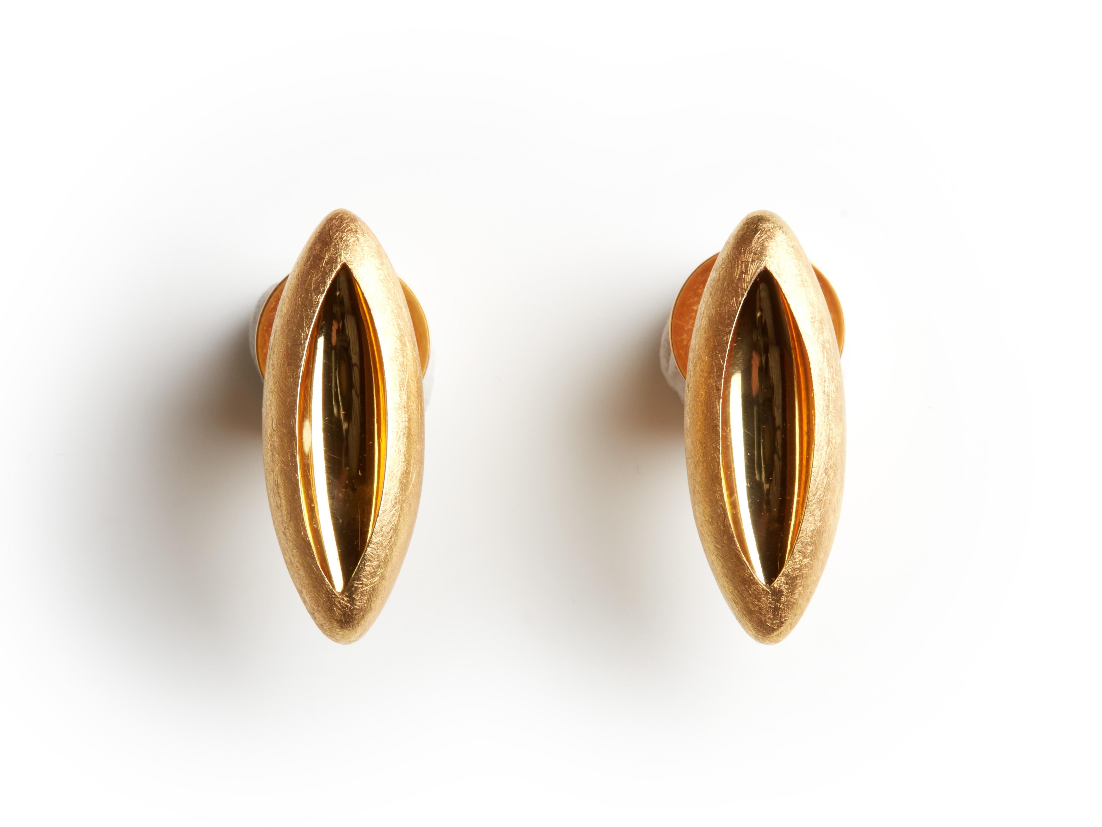 Incised with the artist's signature, numbered & hallmarked on reverse
Small 18k yellow gold diamond cut exterior texture with polished interior in custom earring case
2.5 x 0.9 x 0.7 cm
4 grams
edition of 100 in collaboration with our gallery