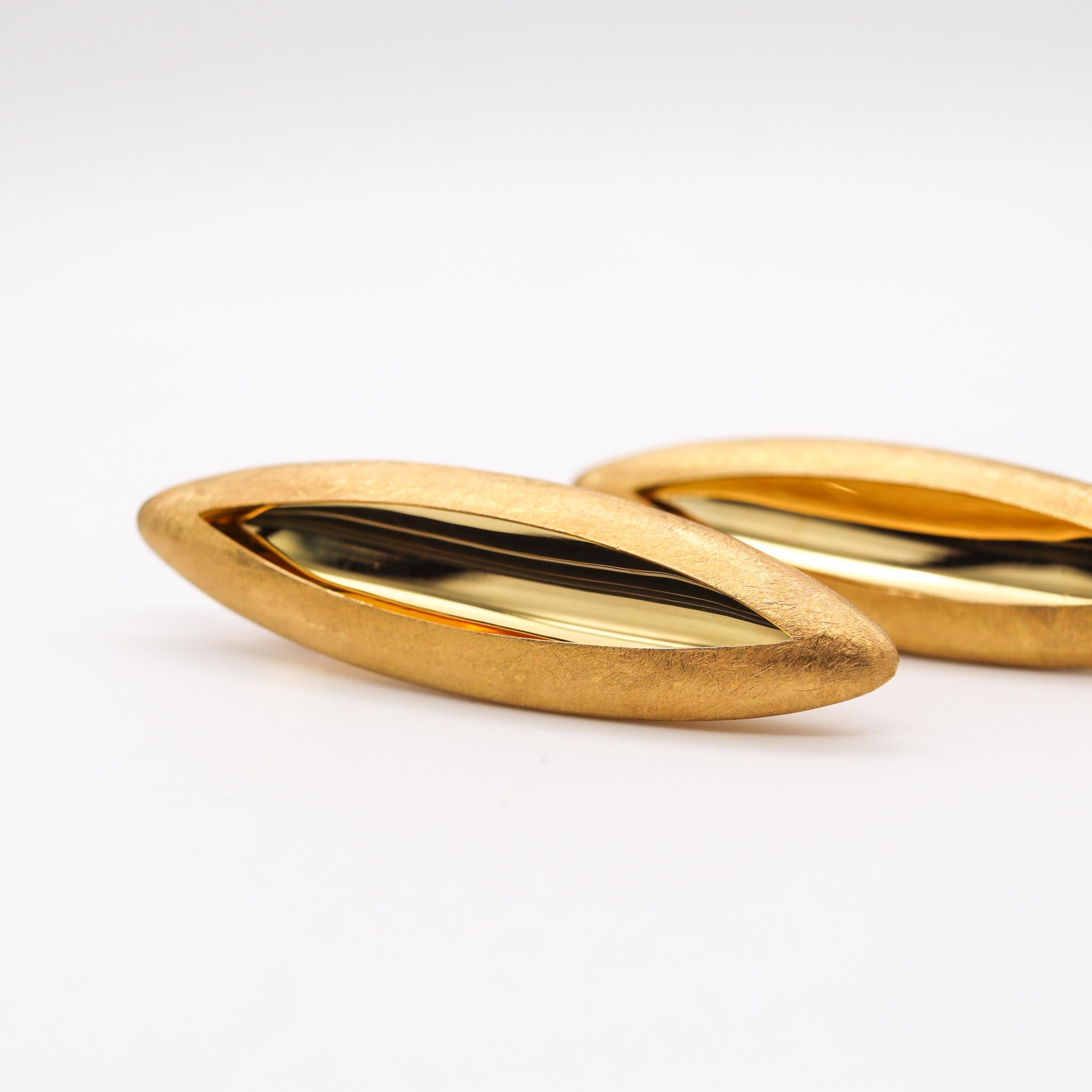 Anish Kapoor 2010 London Rare Pair of Sculptural Torpedo Earrings in 18Kt Gold In Excellent Condition In Miami, FL