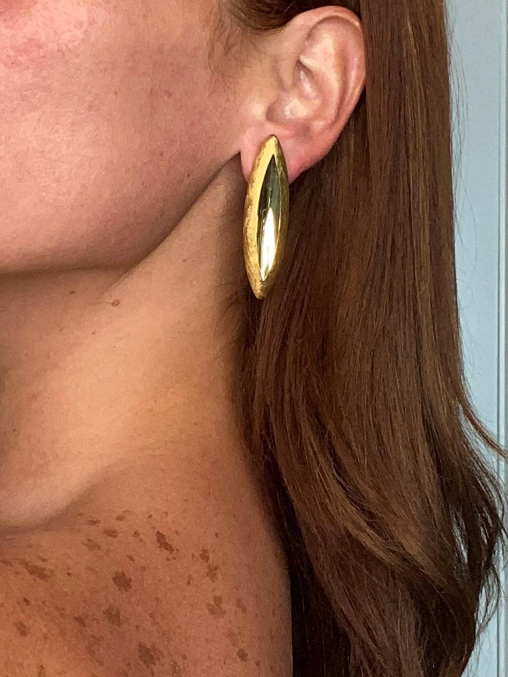 Anish Kapoor 2010 London Rare Pair of Sculptural Torpedo Earrings in 18Kt Gold For Sale 3