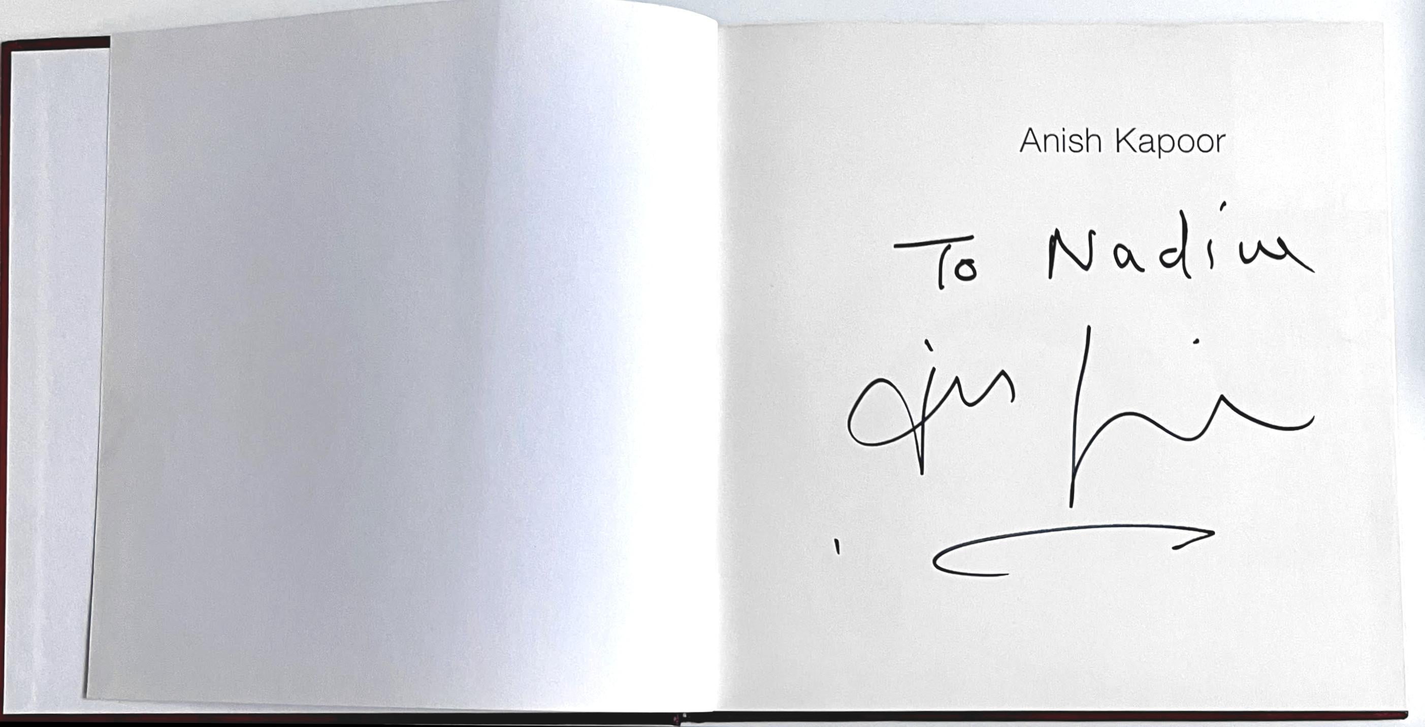 Monographe : Anish Kapoor (signée à la main et inscrite à Nadine par Anish Kapoor) en vente 2