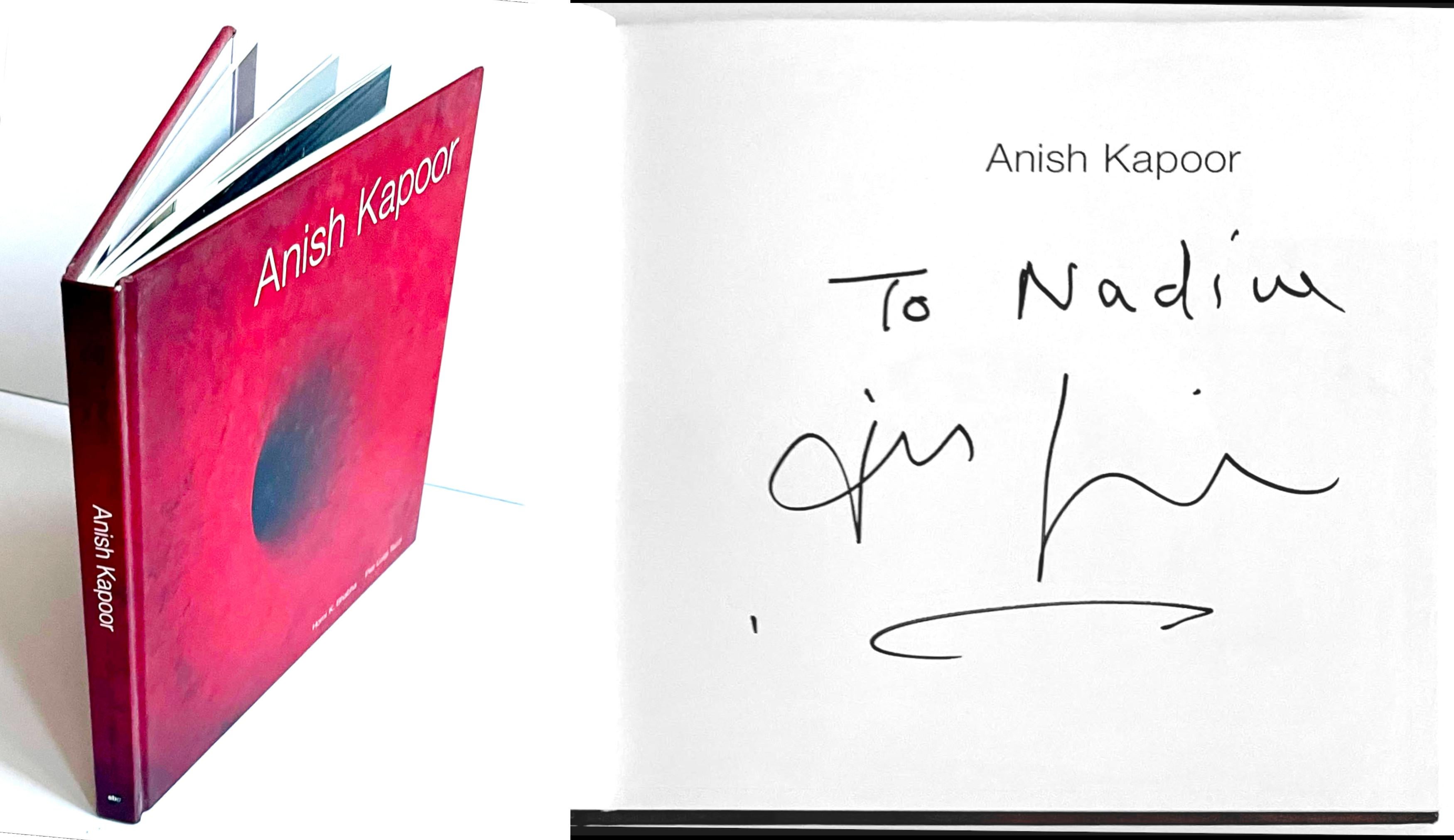 Anish Kapoor
Anish Kapoor (signé à la main et dédicacé à Nadine par Anish Kapoor), 1998
Monographie reliée (signée et dédicacée à Nadine par Anish Kapoor) 
Signé à la main par Anish Kapoor et inscrit au nom du propriétaire actuel.
8 3/4 × 8 3/4 ×