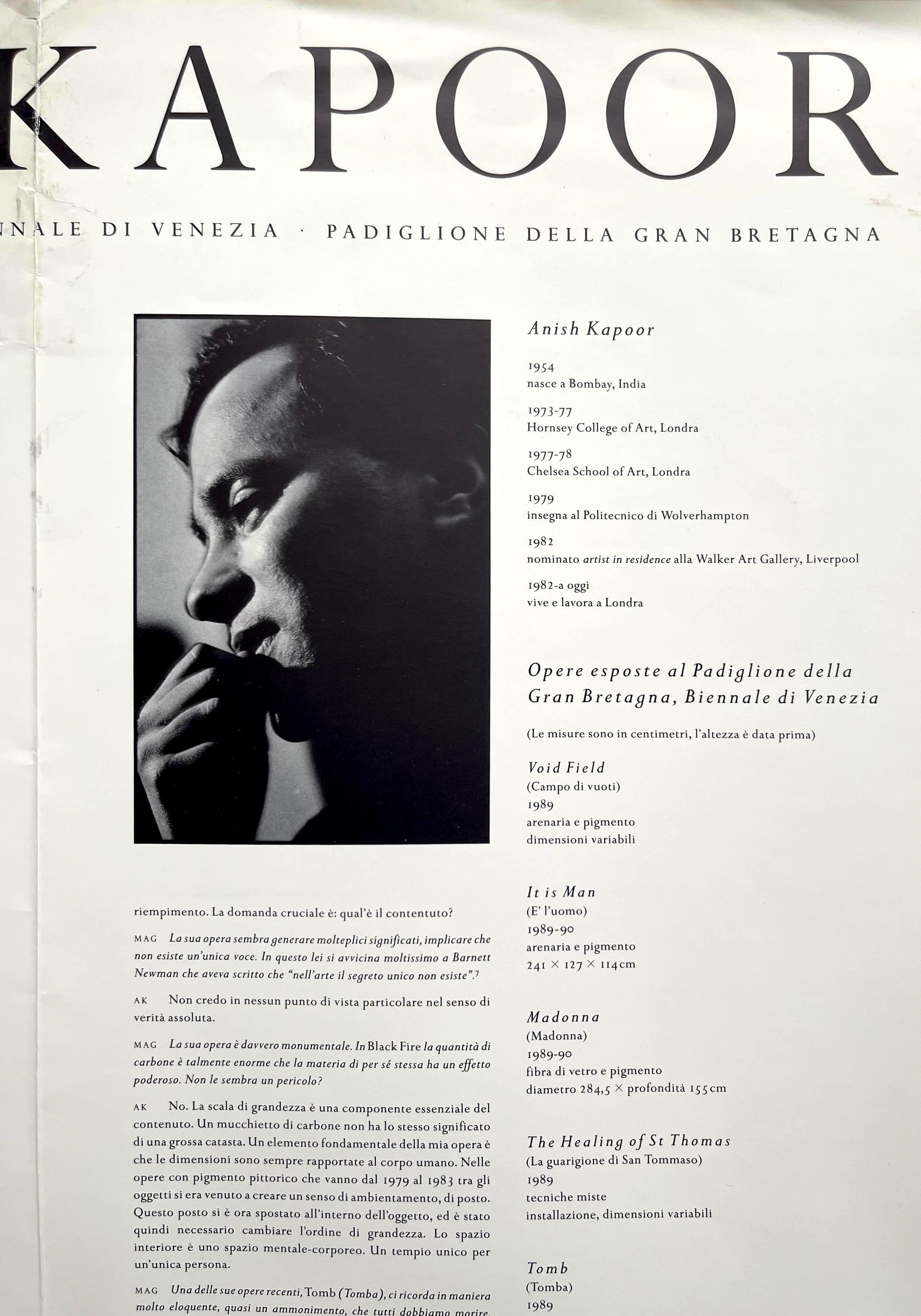 Anish Kapoor
Biennale de Venise : XLIV Esposizione Internazionale D'arte Biennale Di Venezia (signé et inscrit par Anish Kapoor), 1990
Affiche historique signée publiée à l'occasion de la représentation de la Grande-Bretagne par Kapoor à la Biennale