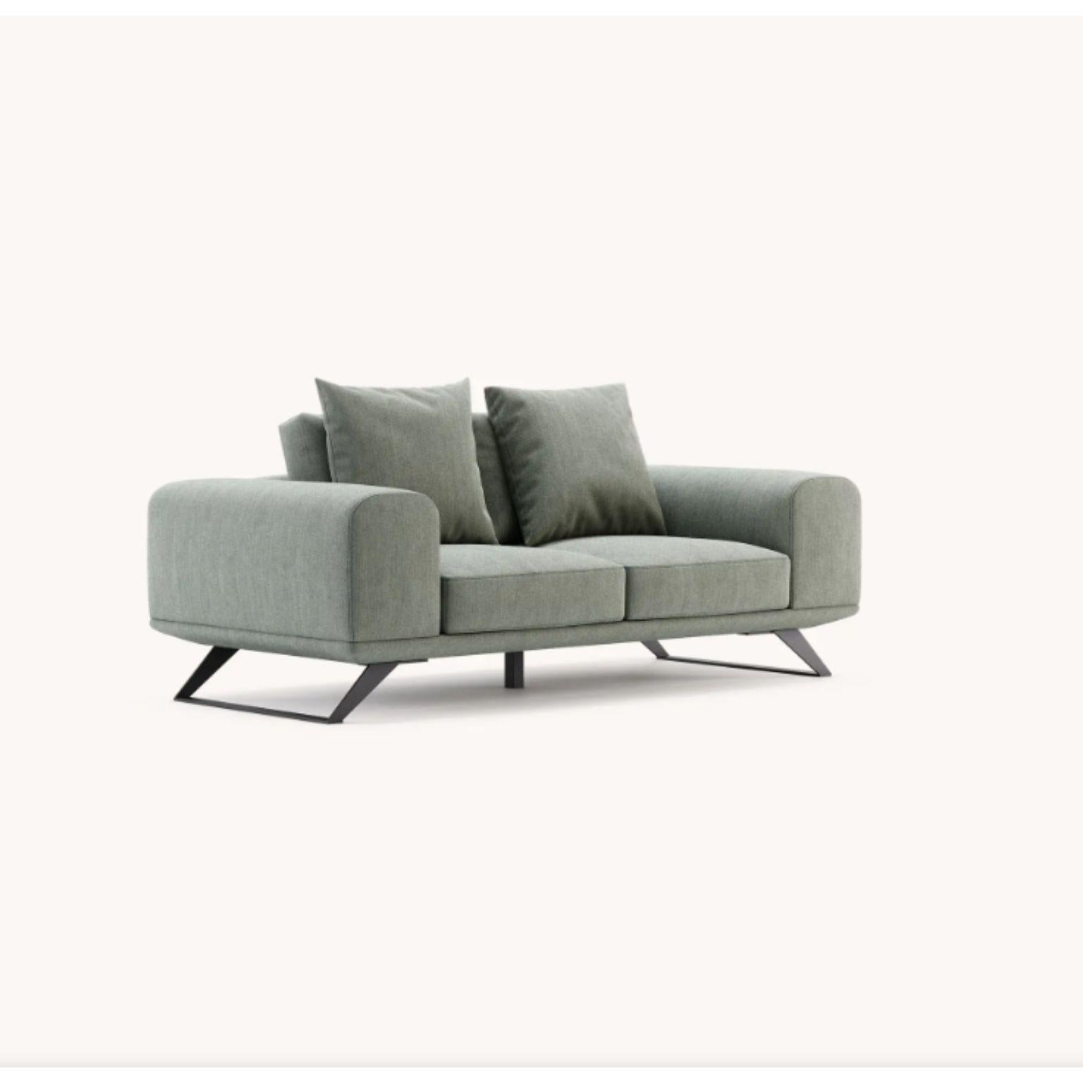 Aniston 2-sitziges sofa von Domkapa.
MATERIAL: Faser, schwarzer texturierter Stahl. 
Abmessungen: B 180 x T 97 x H 83 cm.
Auch in verschiedenen MATERIALEN erhältlich. 

Das Sofa Aniston ist ein modernes Designerstück, bei dem rechteckige Linien