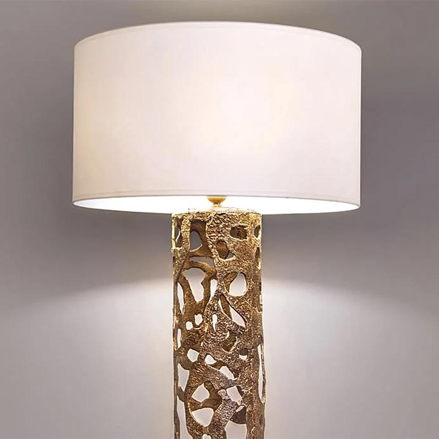Table Lamp Anita with solid bronze
structure in gold finish. 1 Bulb, lamp 
holder type E27, 220V. Bulb not included.
Base dimensions: Diameter 20cmxH60cm.
Shade dimensions: Diameter 40cmxH28cm.
