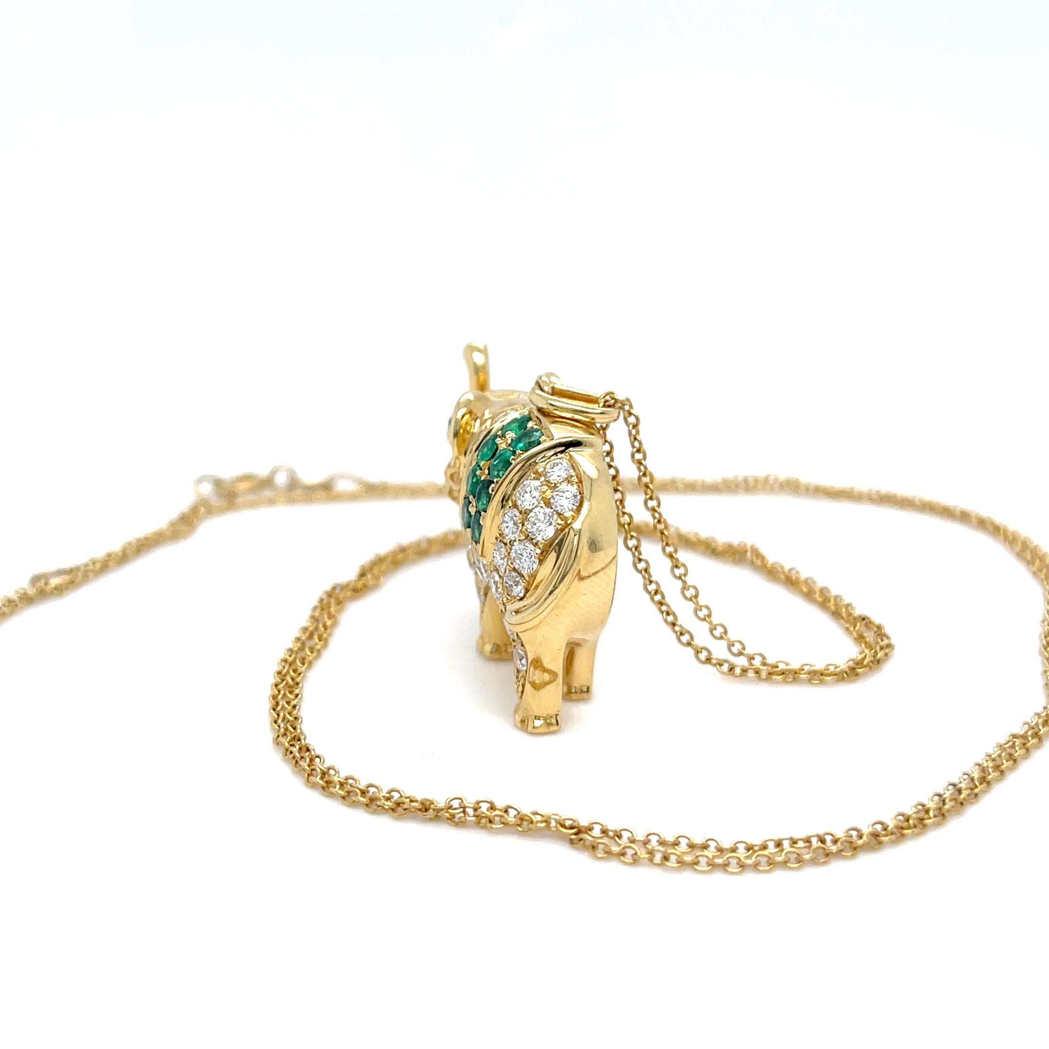 Taglio rotondo Collana con ciondolo a forma di elefante con diamanti e smeraldi in oro 18k di Anita Ko su catena 14k da 25