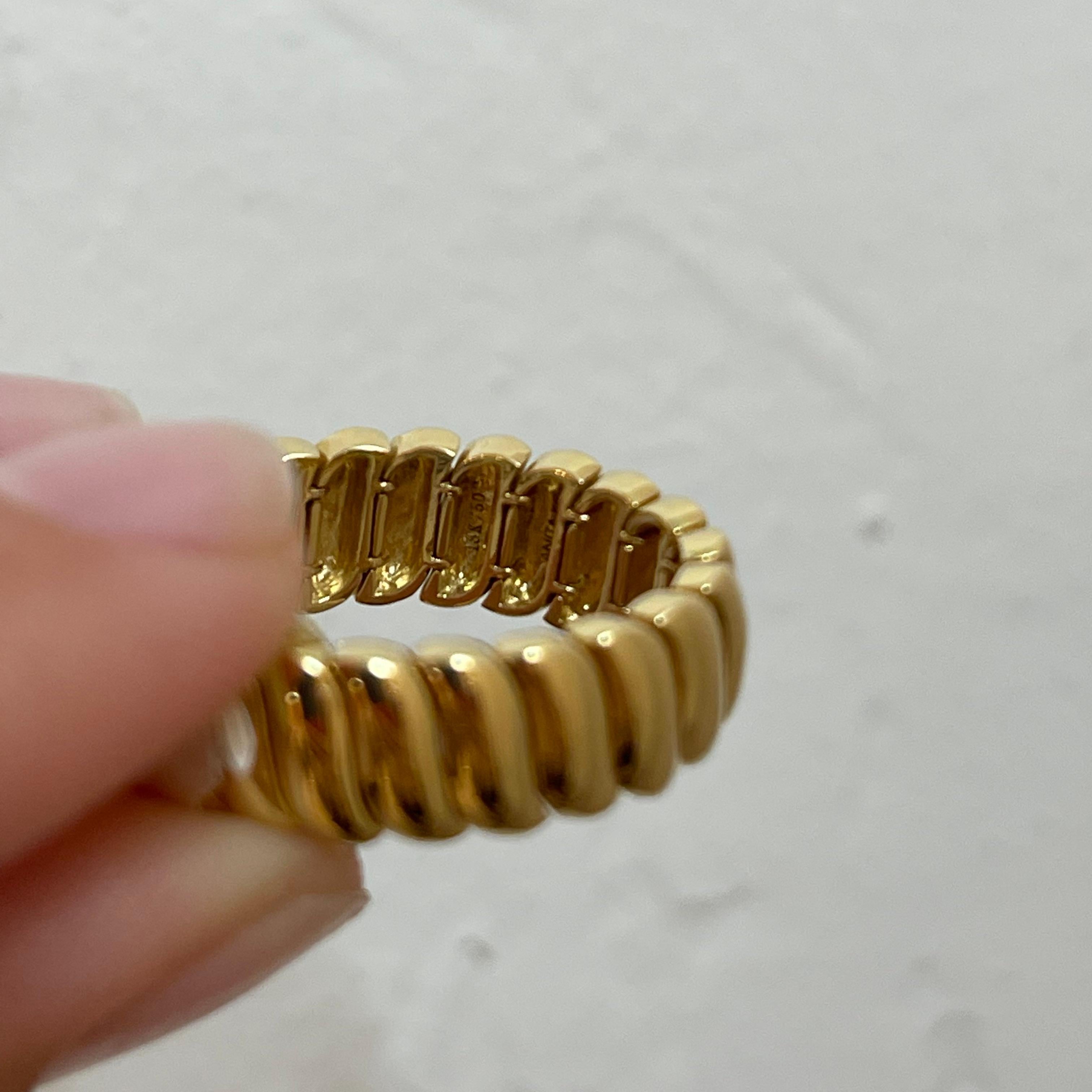 Dieser schlichte und doch elegante Ring besteht aus ineinandergreifenden, geschwungenen Gliedern aus 18-karätigem Gold, die sowohl einzeln als auch übereinander getragen werden können. Ergänzen Sie Ihre Collection'S noch heute! 

Stil: